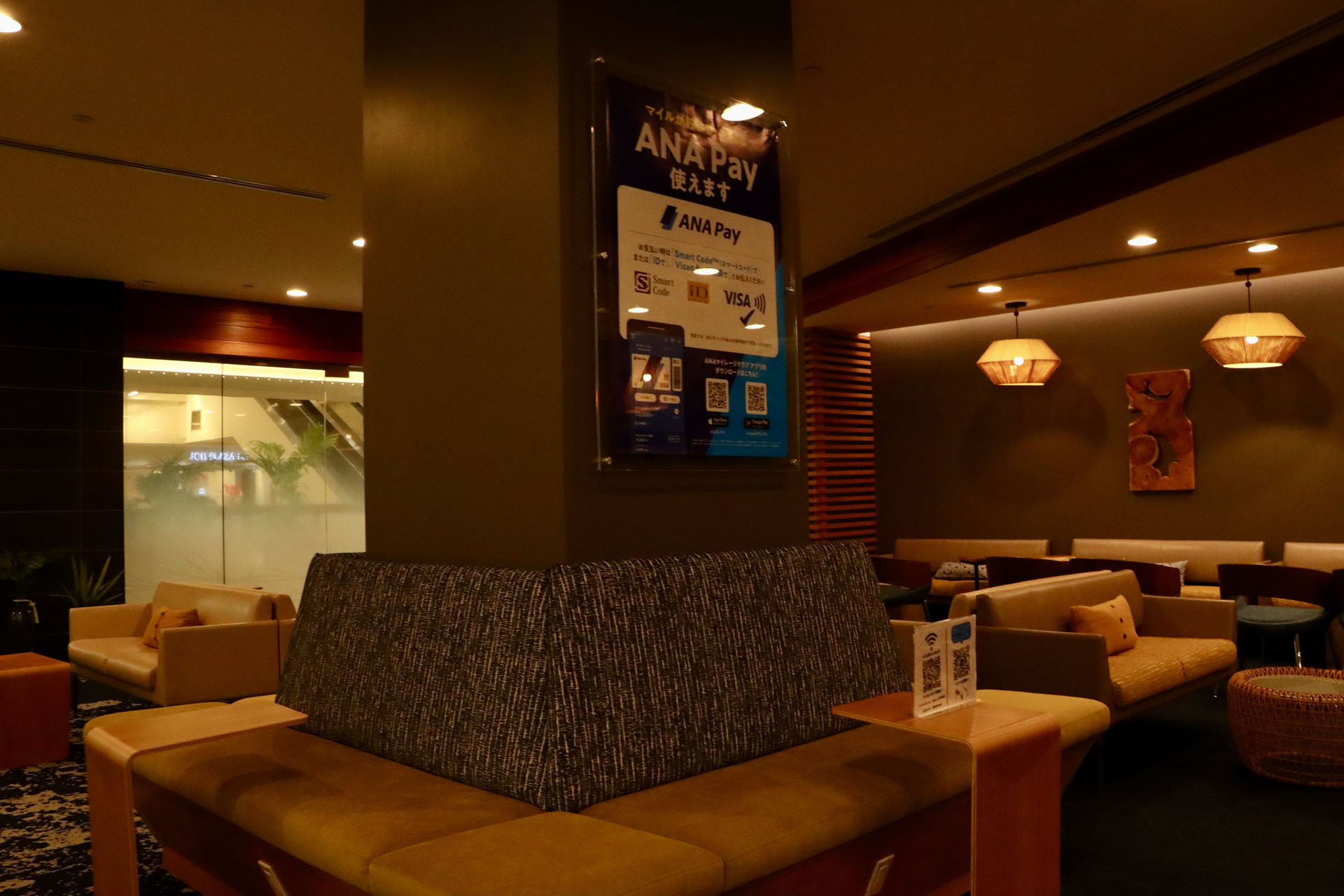 さまざまなタイプの座席で、のんびりくつろいだり仕事をしたりして過ごせるようになっている