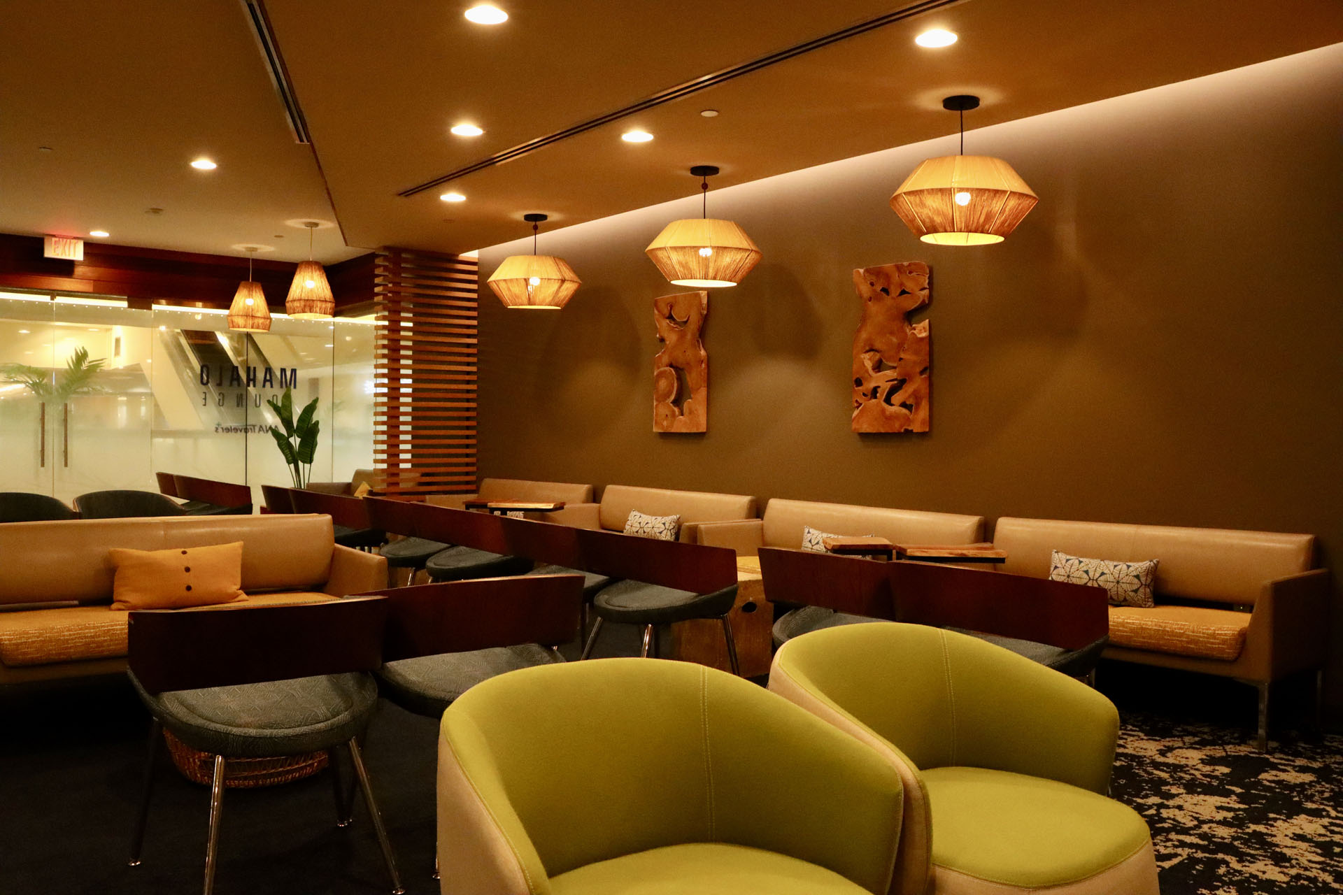 さまざまなタイプの座席で、のんびりくつろいだり仕事をしたりして過ごせるようになっている