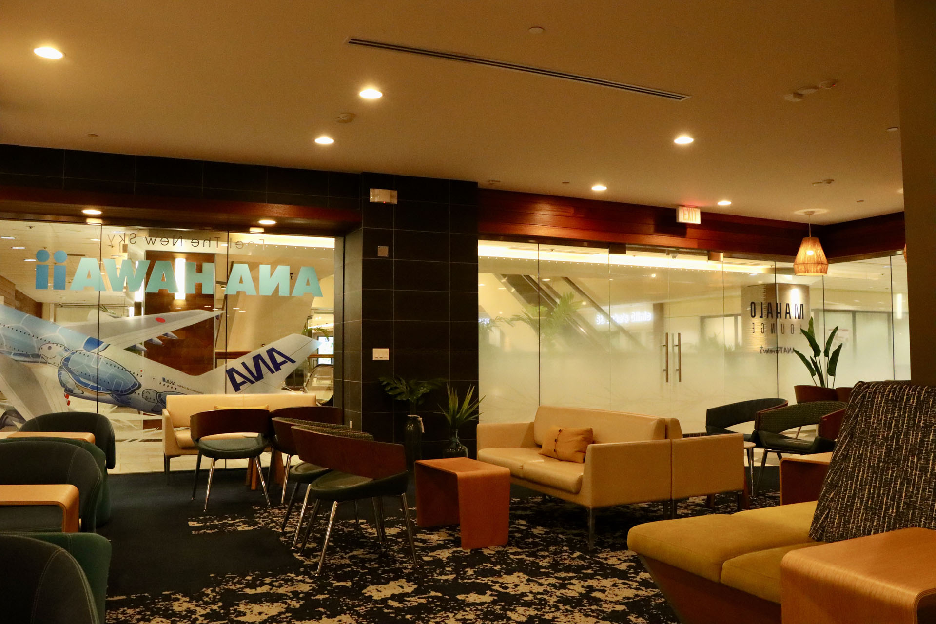 さまざまなタイプの座席で、のんびりくつろいだり仕事をしたりして過ごせるようになっている