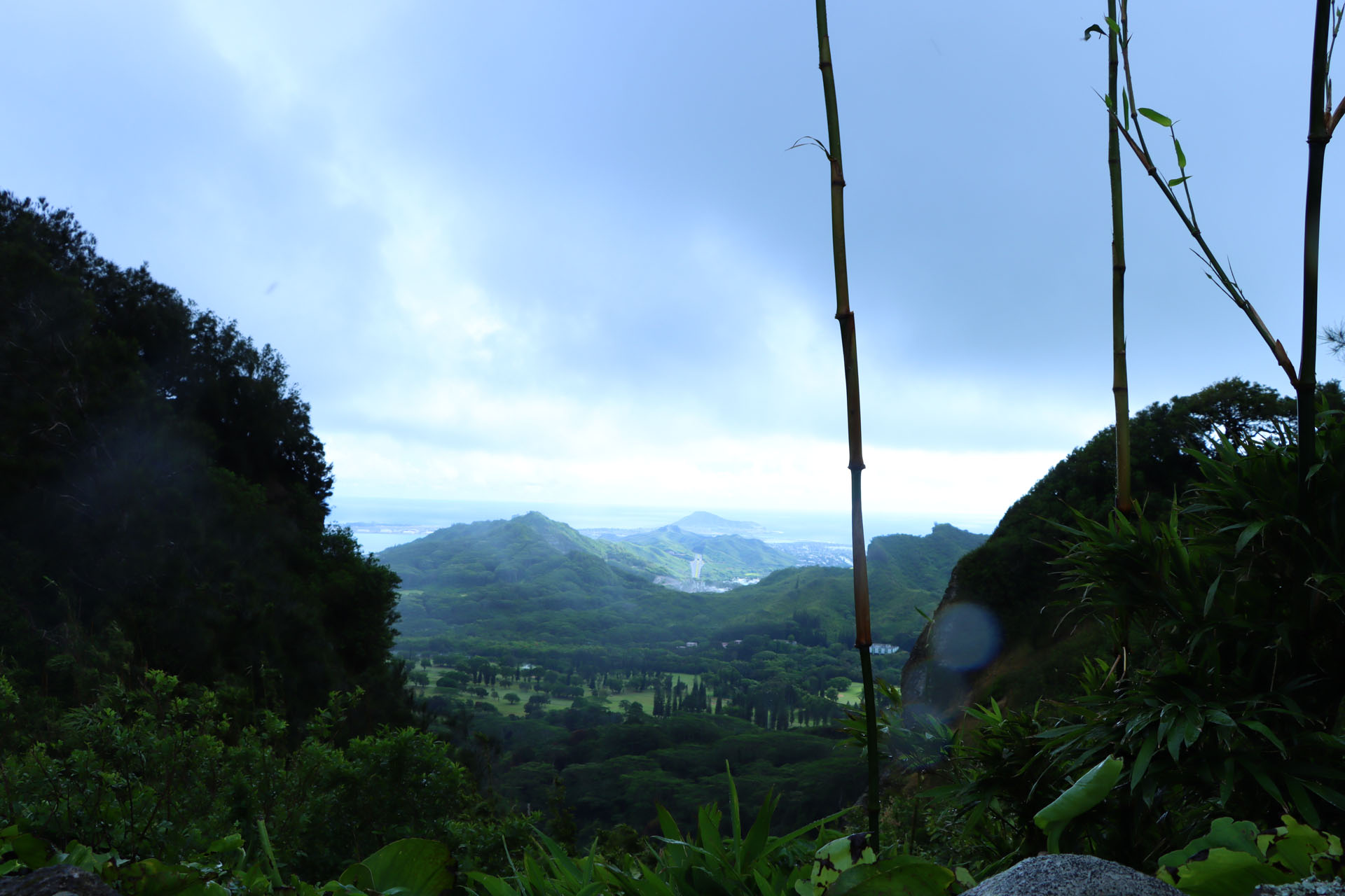 雨が上がり、朧げながら海まで見渡せるほどに