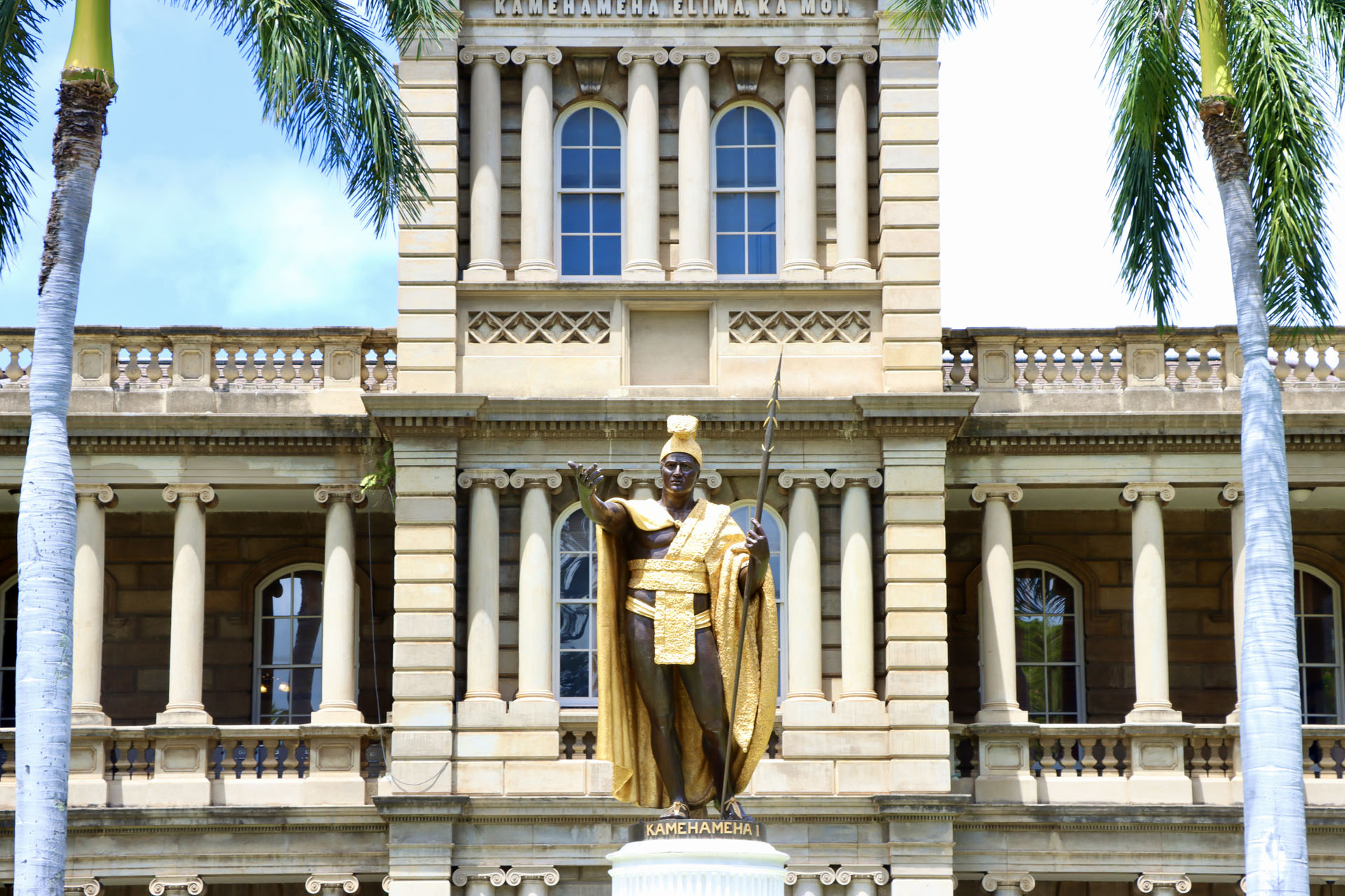 ハワイ州最高裁判所前に立つカメハメハ大王像