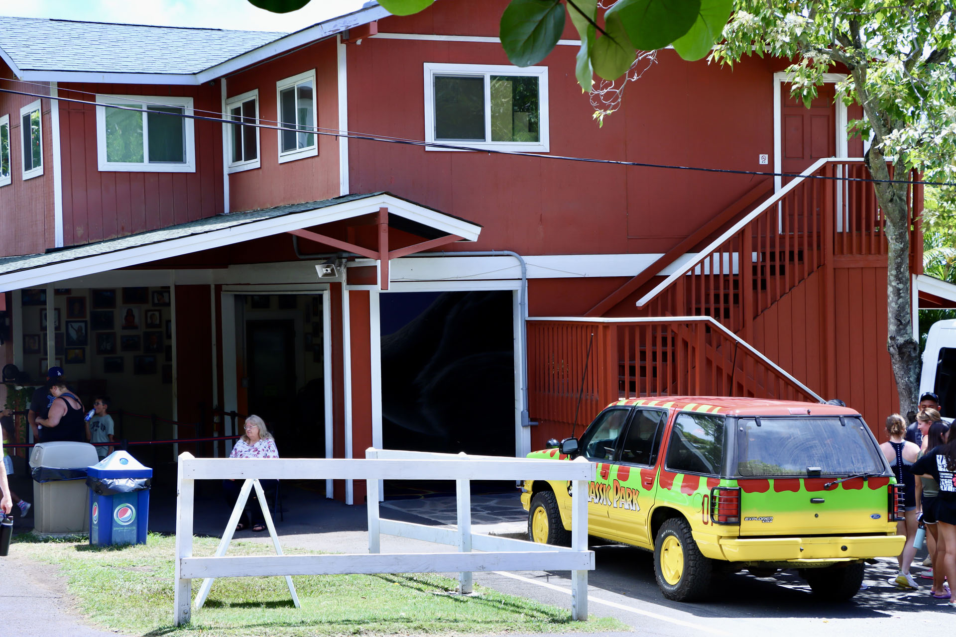 今後運用が開始されるという「ジュラシック・パーク」仕様のクルマ