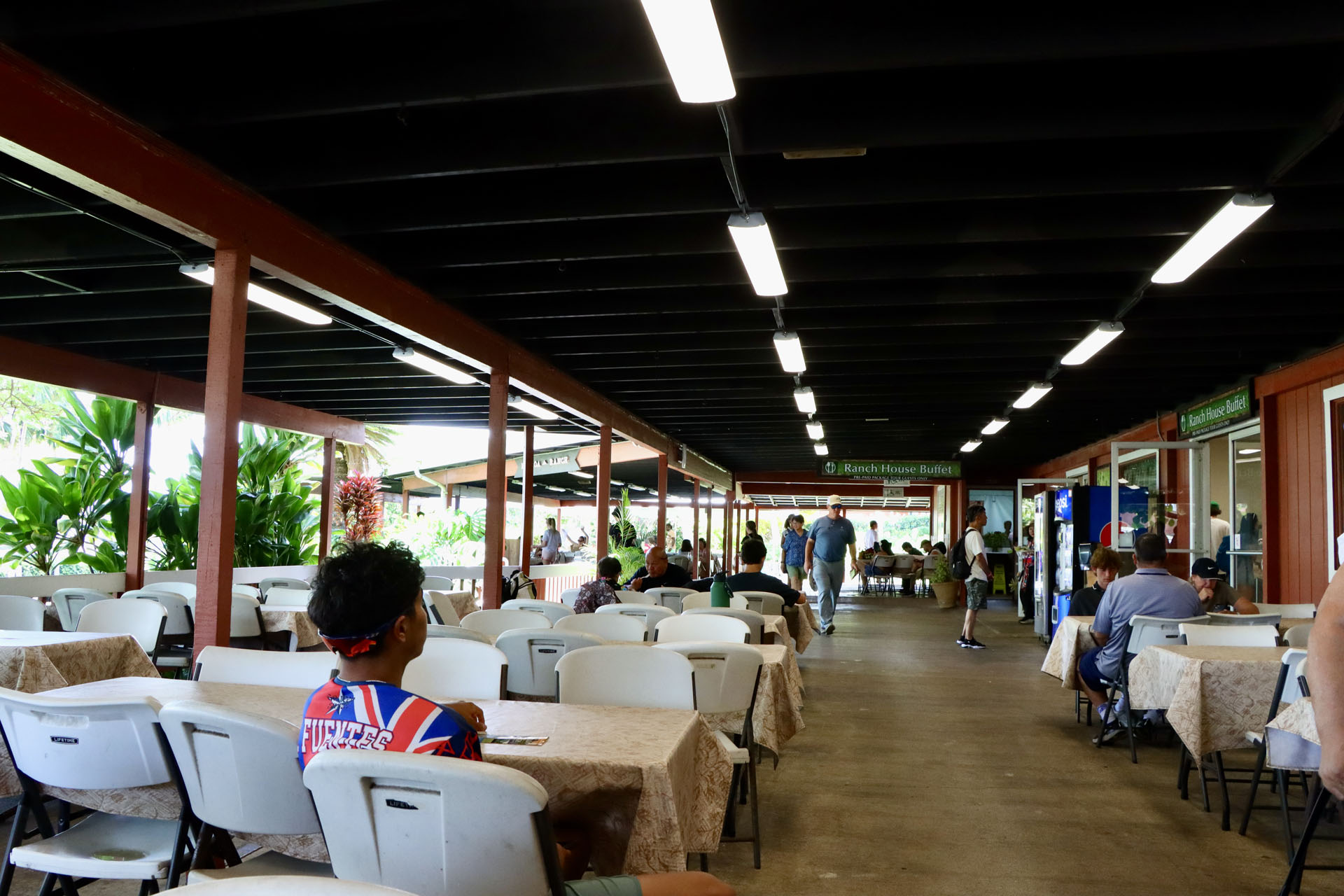 敷地内にあるショップ。ハワイ産の食品も販売されている