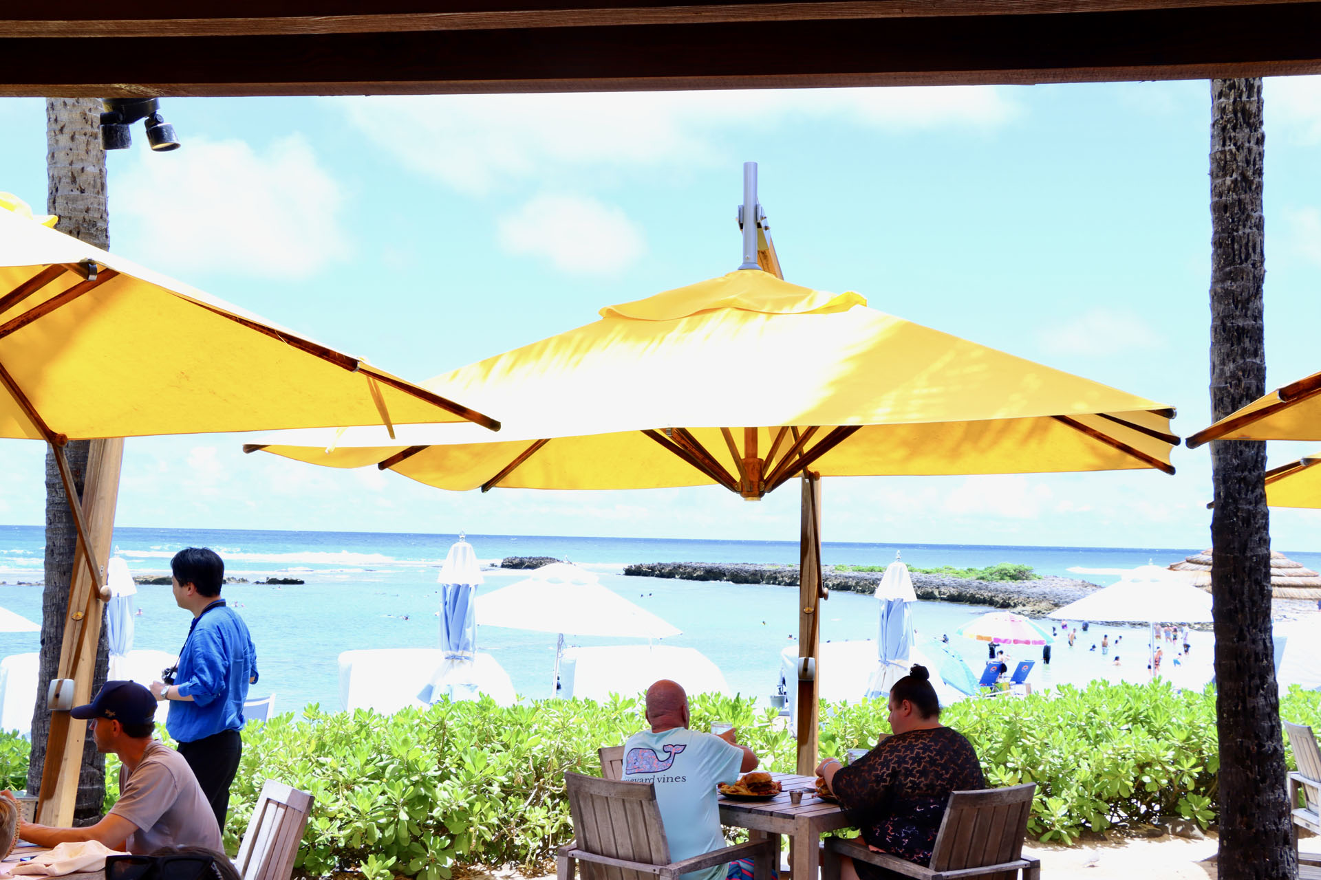 ランチタイムは海での時間を楽しみながらカジュアルに訪れられる雰囲気が魅力