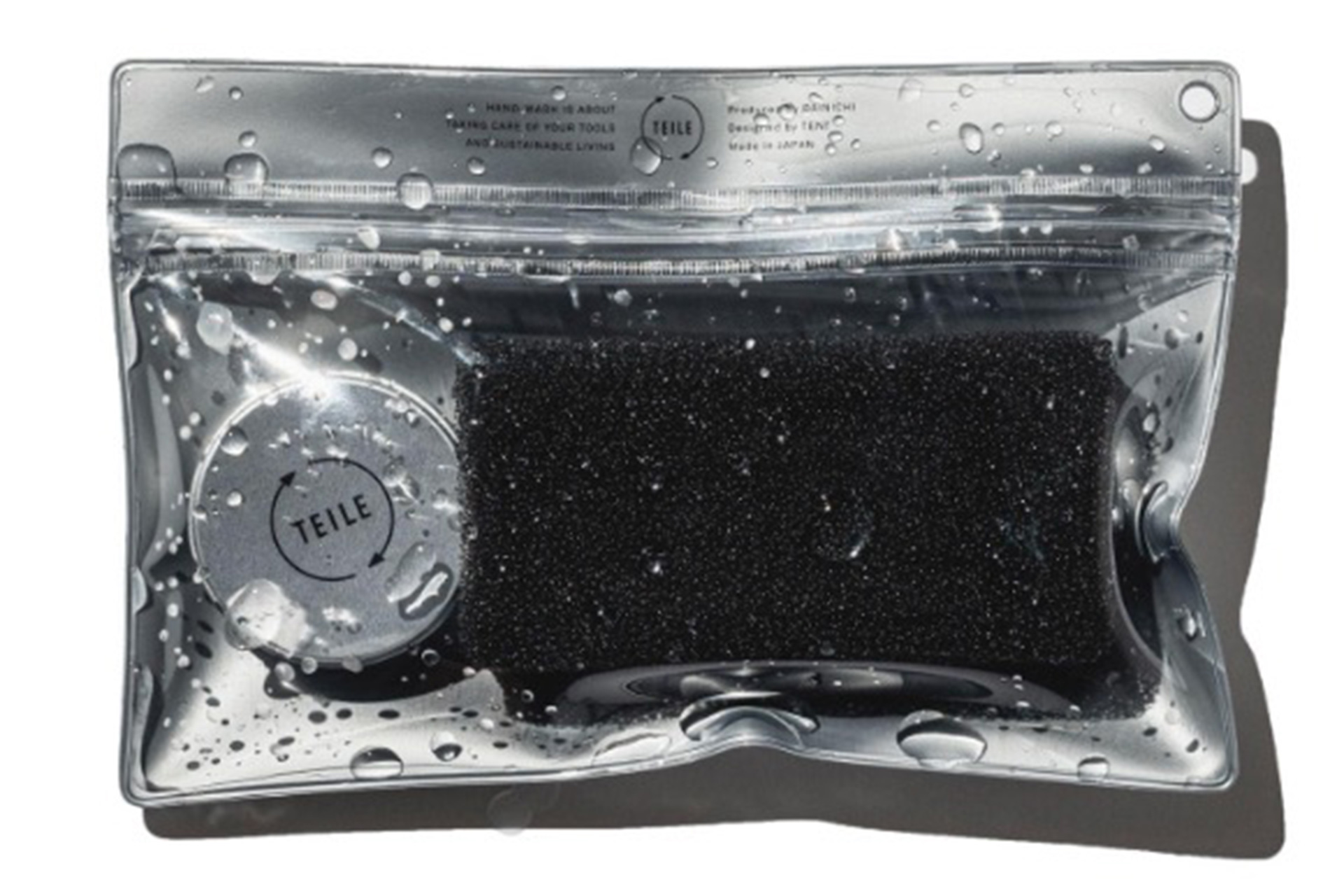 水に強い専用ポーチ