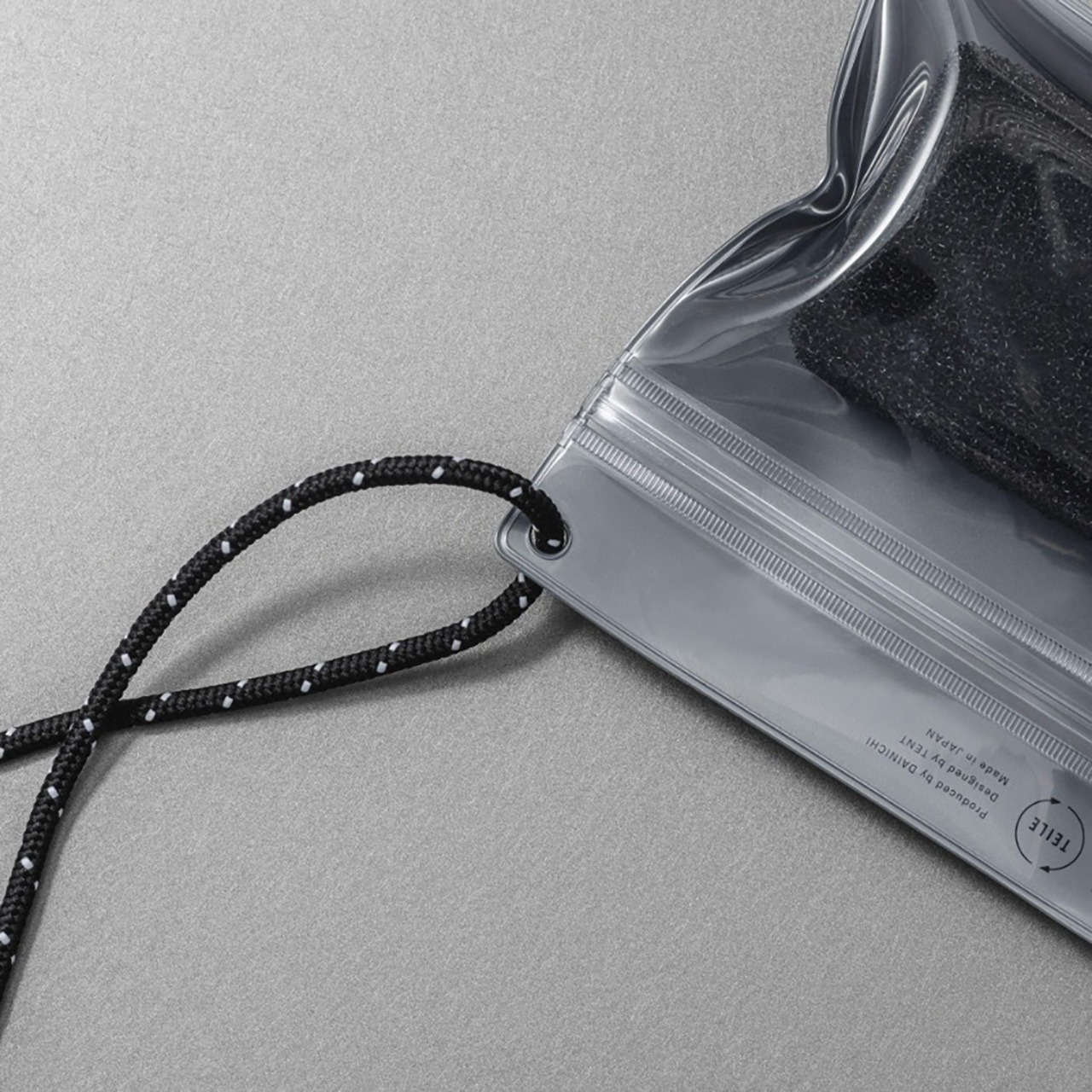 紐を通して吊るせる