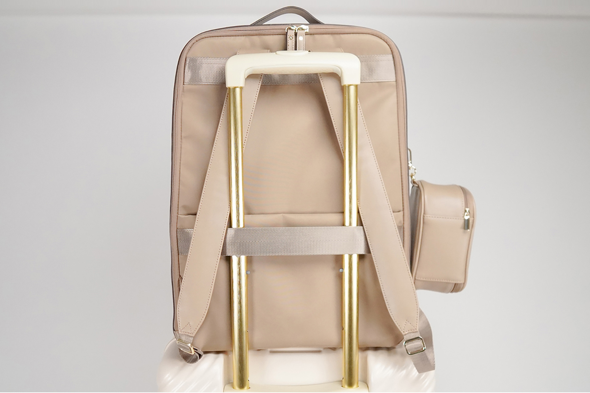 セットアップベルトでスーツケースに固定可能