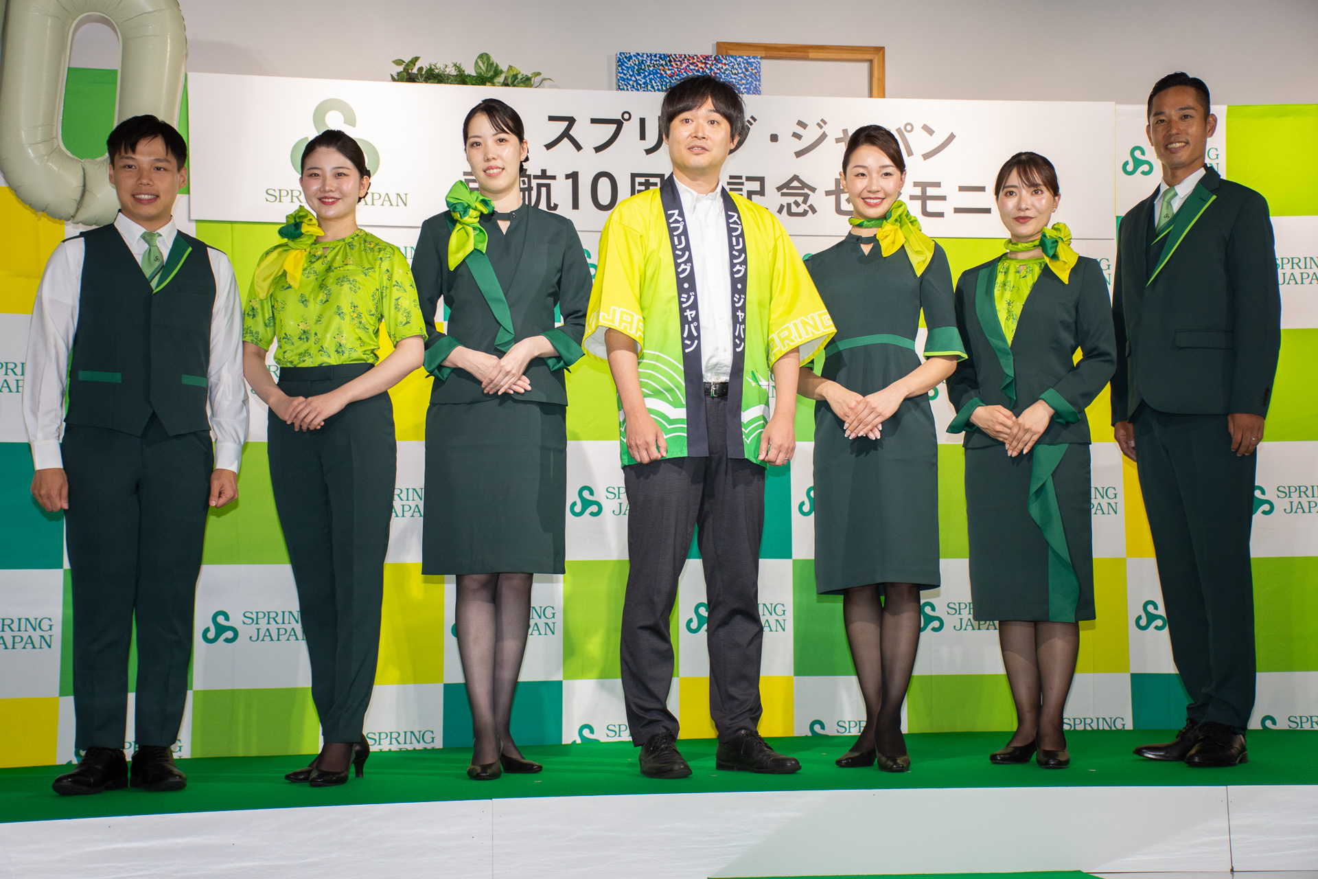 8月1日から客室乗務員が着用を開始する新制服