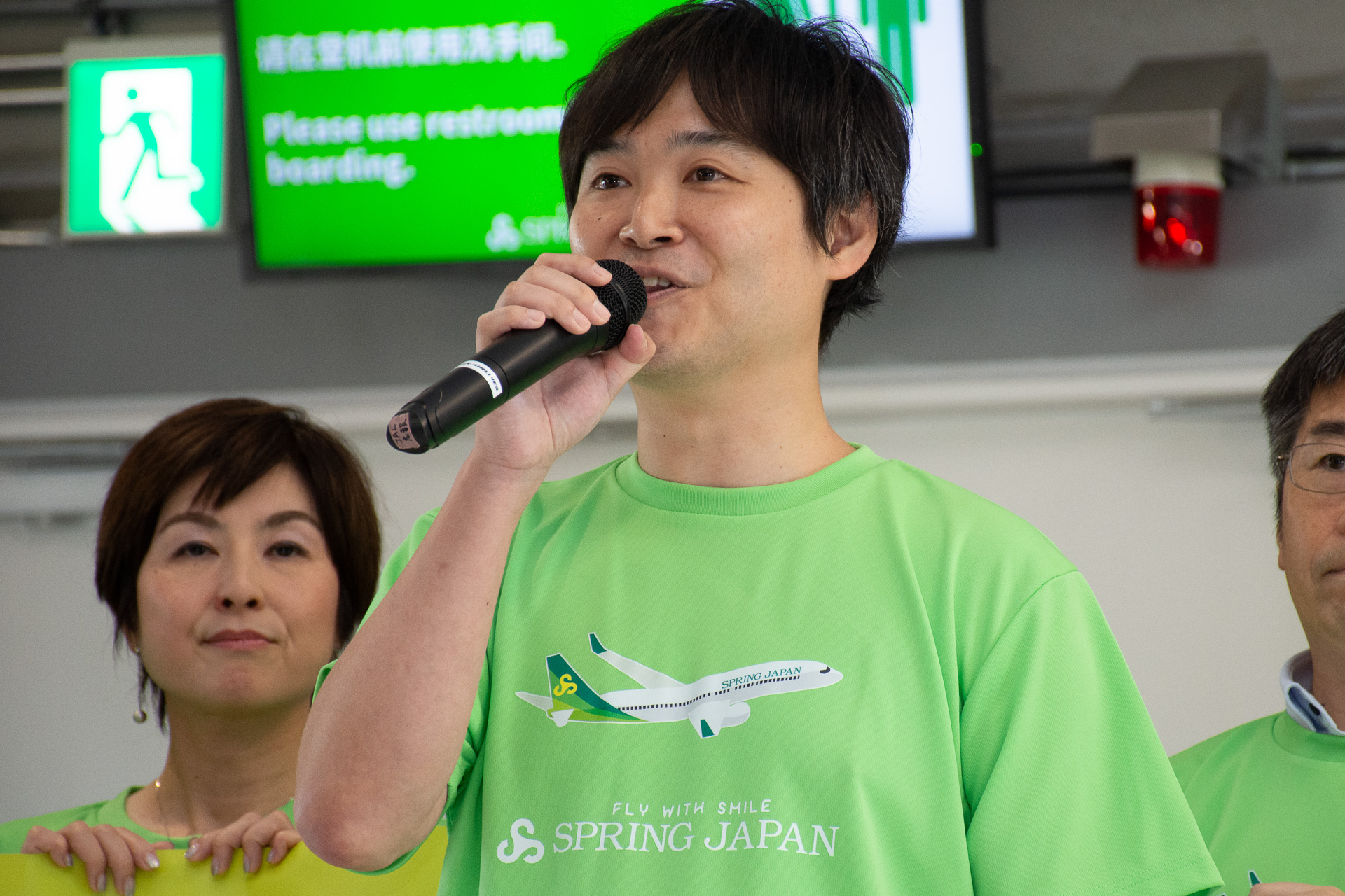 IJ621便（成田～広島線）のゲート前で浅見氏が利用者に感謝を述べる