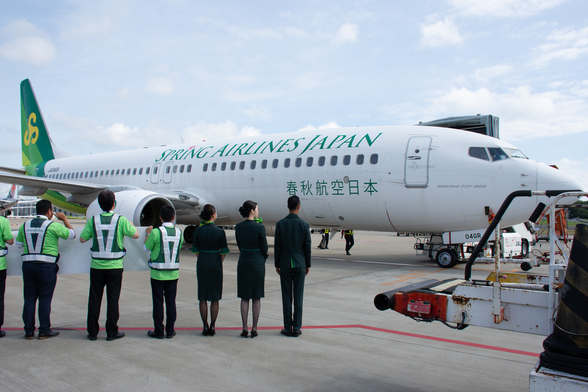 この日の偶然にも広島行きは旧デザインの機体（登録記号：JA04GR）