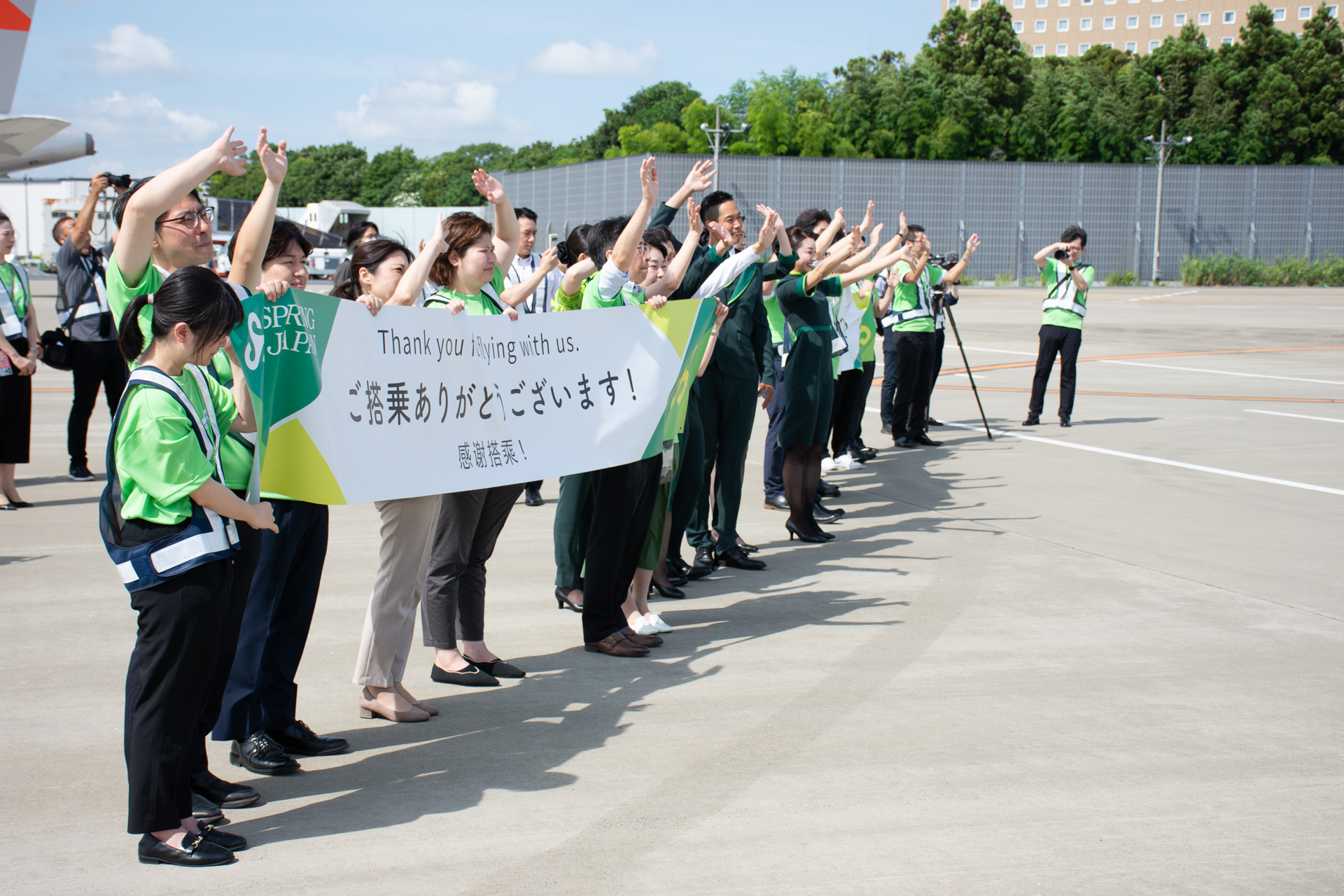 多くのスタッフが手を振って利用者を見送った