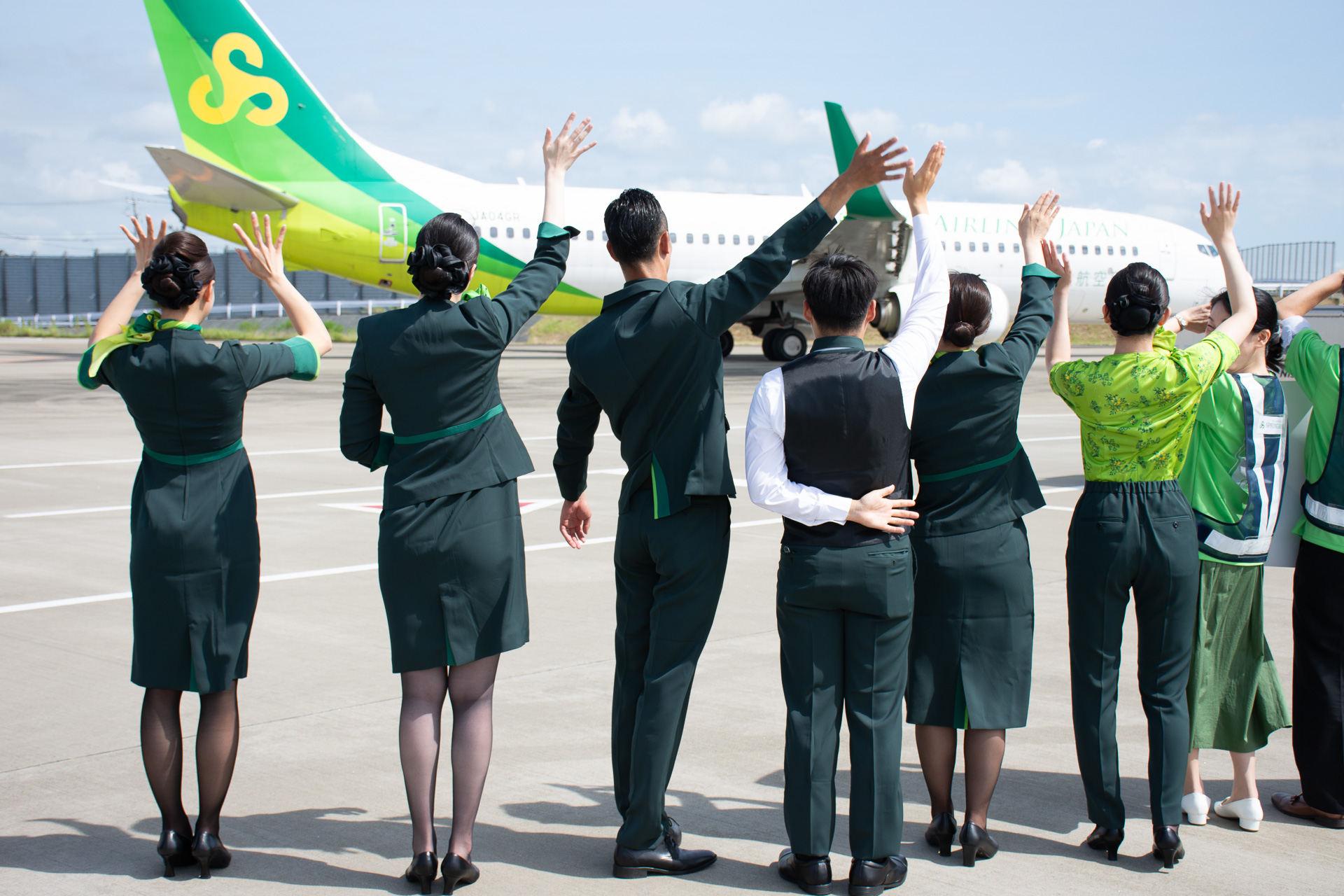 多くのスタッフが手を振って利用者を見送った