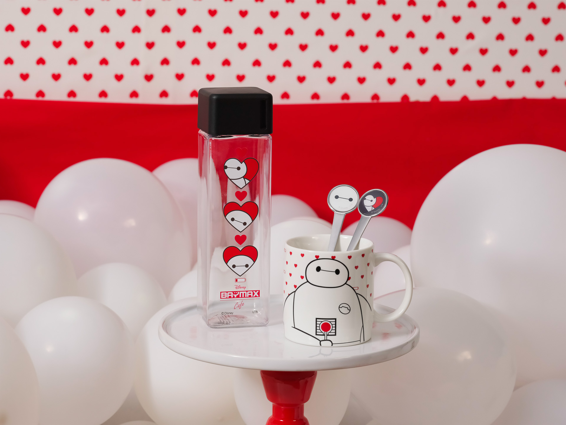 「スクエアボトル」（1650円）と「オリジナルマグカップ」（2200円）、「スプーン」（1100円）