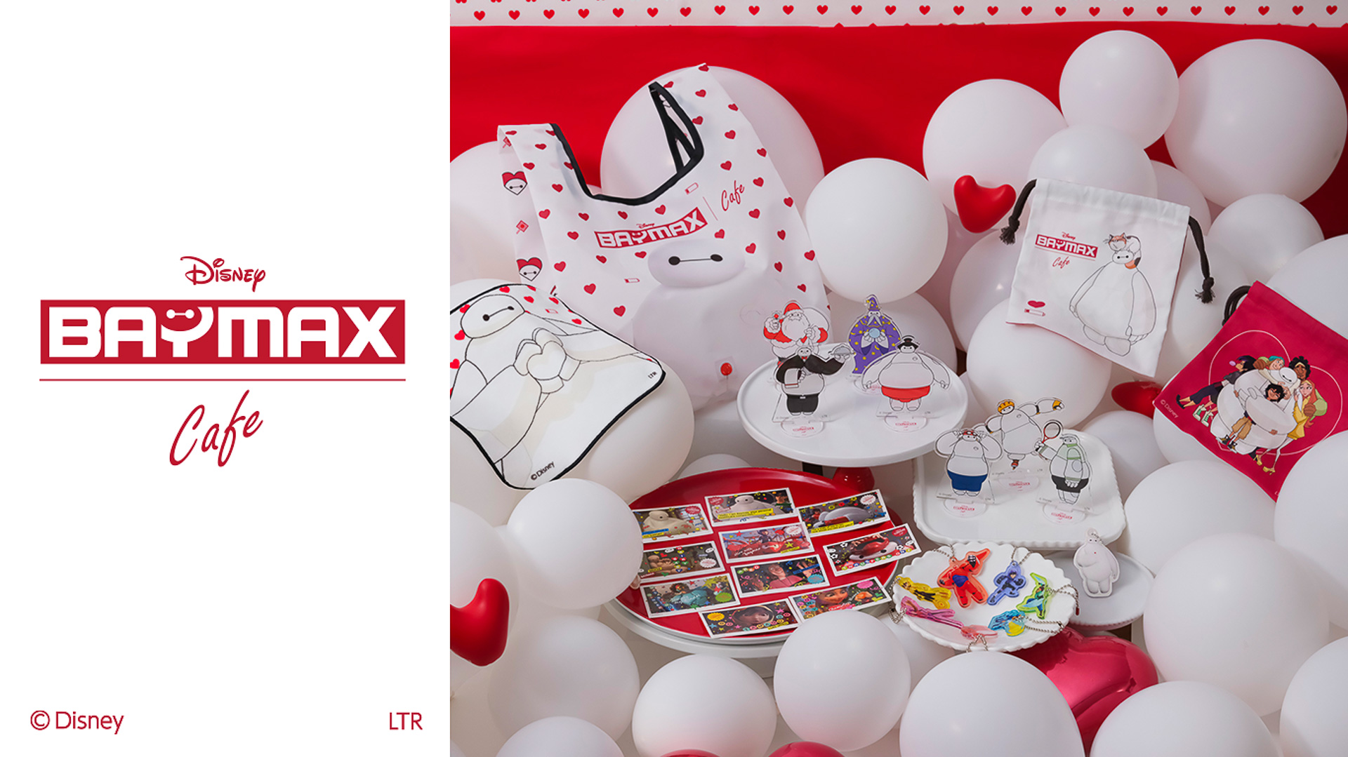 オリジナルグッズもカフェ横で販売する