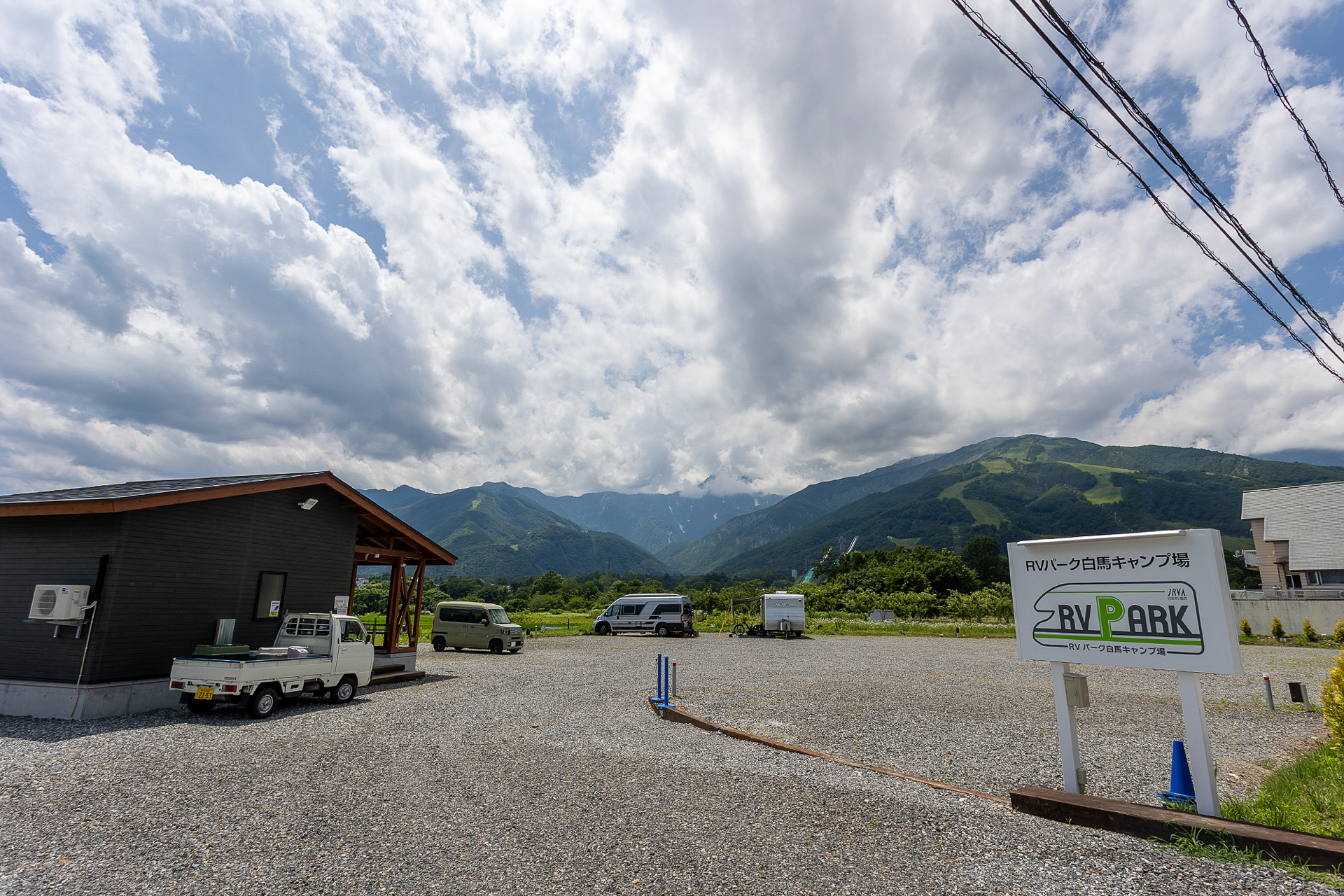 長野県北安曇郡白馬村にあるRVパーク 白馬キャンプ場。白馬の夏は短く、お盆過ぎから気温が下がり過ごしやすくなるという。猛暑にウンザリしている人は白馬でいち早く秋を感じてきてはいかがだろうか