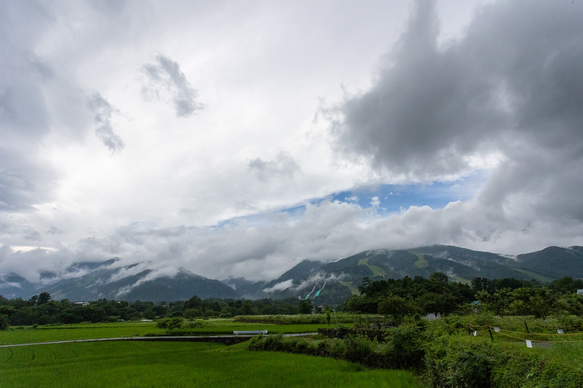 標高約600mの場所であり、北アルプスの山々が眼前に広がる眺望
