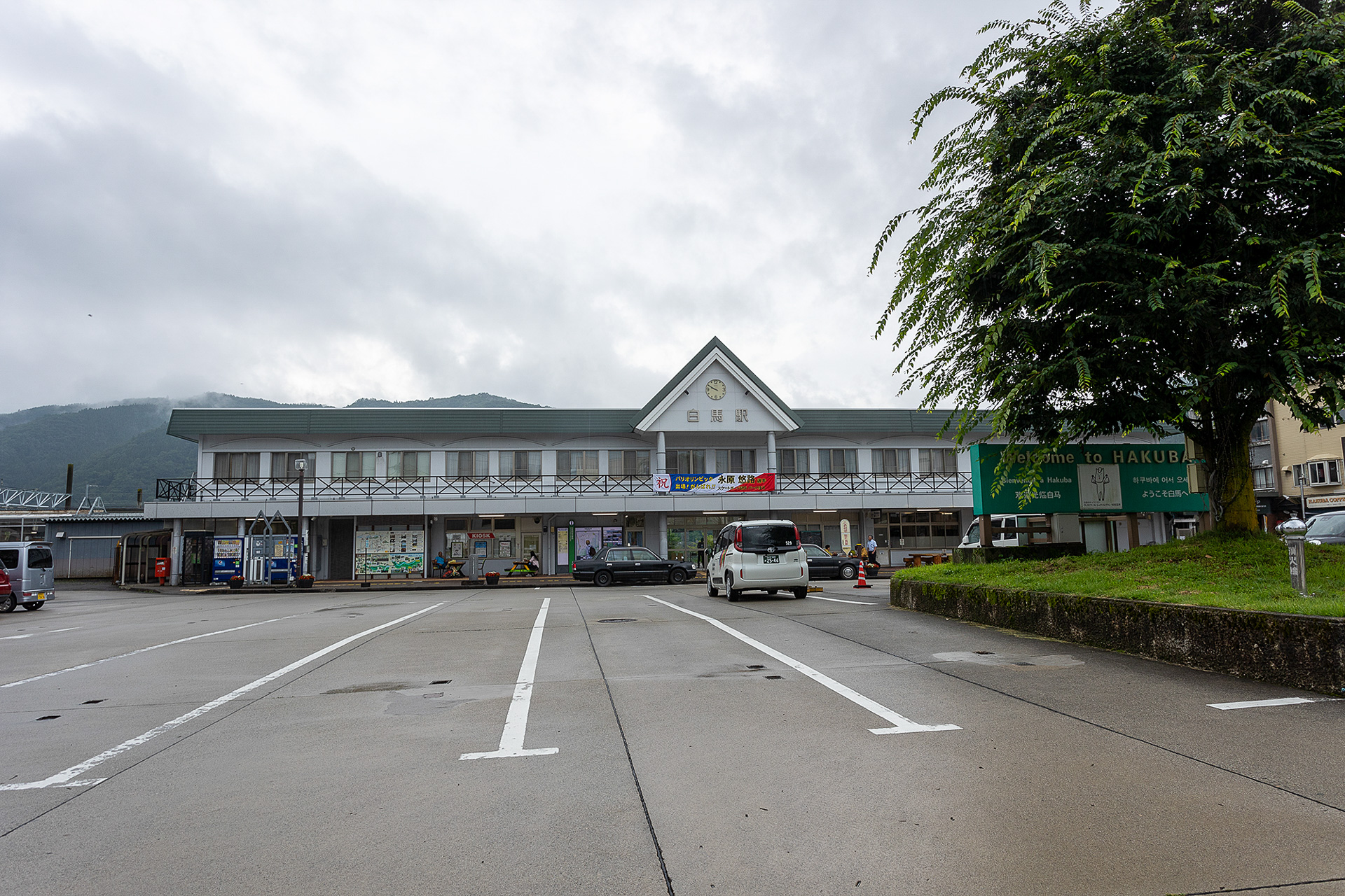 白馬駅前。ここから約2kmほど山側へ行くと白馬キャンプ場がある。メインストリートであり、施設までは直線なので走りやすい