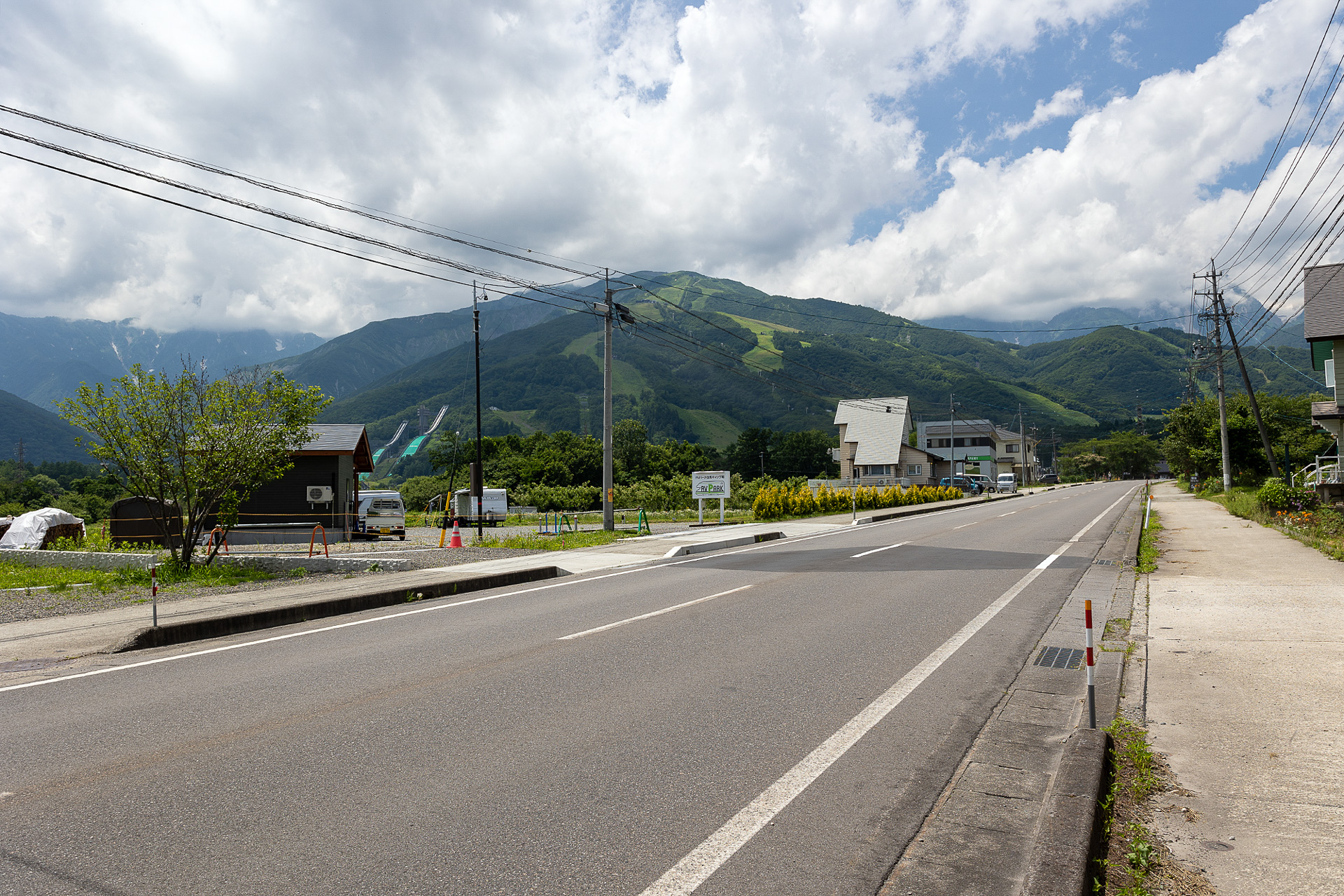 白馬キャンプ場がある場所は白馬村の中心近くにあり前の道はJR白馬駅から八方のホテル、旅館が建ち並ぶエリアへと向かう県道322号線（白馬岳線）なので、大型の車両やトレーラーを牽引していても走りやすい。