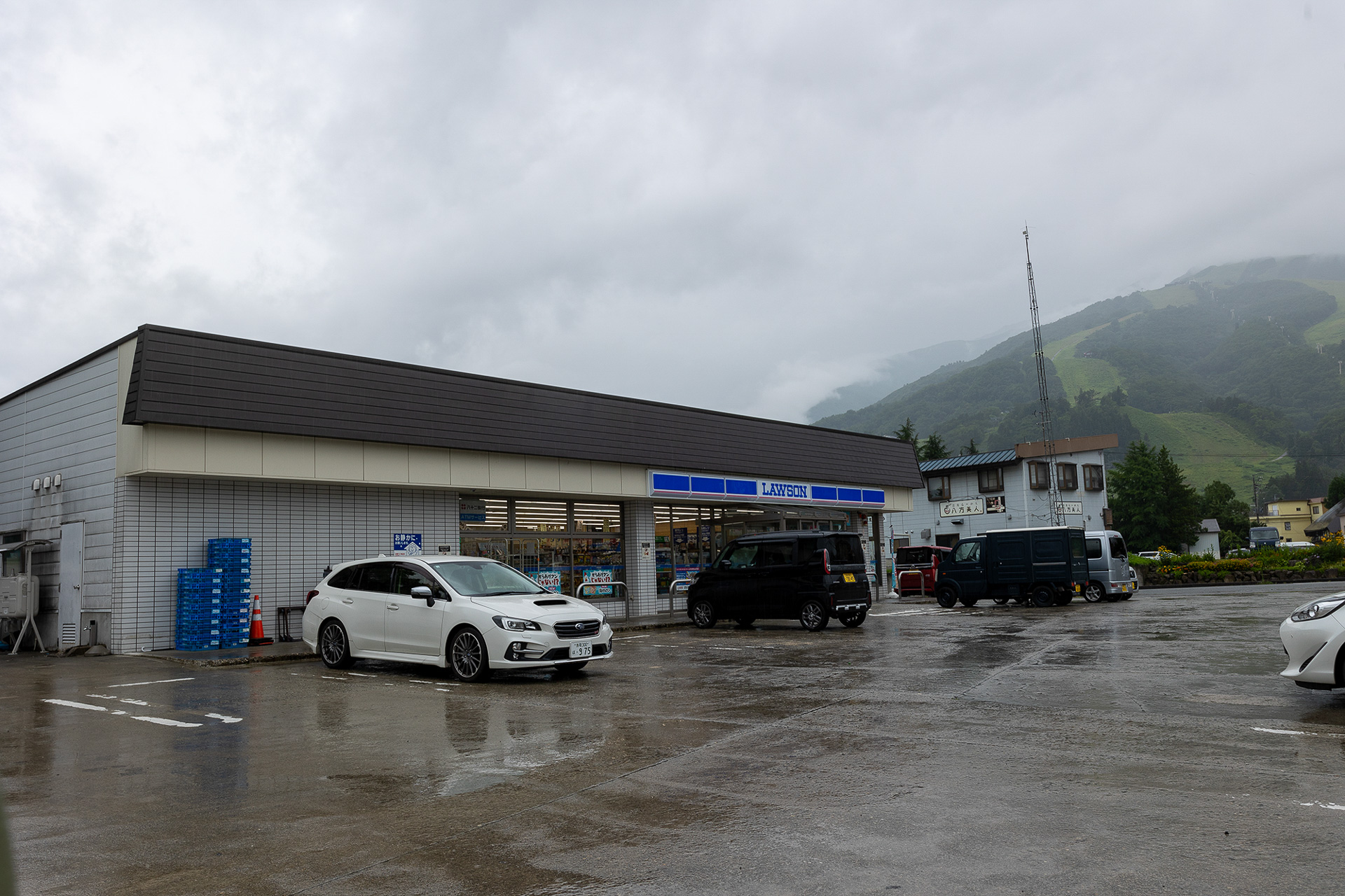 山側へ500mほど行くとコンビニがある。筆者は夜のアイスクリームが食べたくなり歩いて行ってみたところ5分ちょっとで着いた