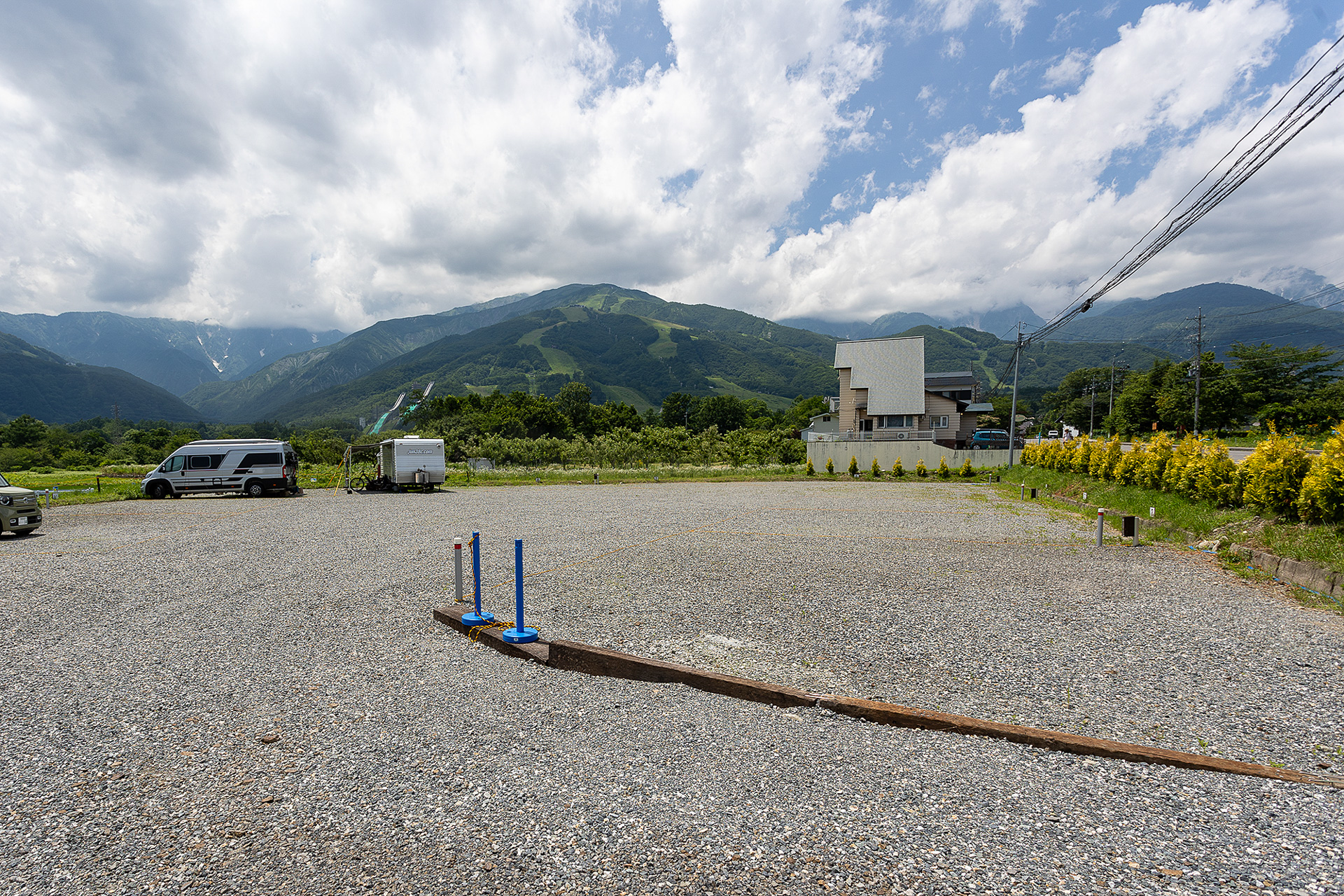 入口からサイト側を見たところ。右側手前から1番、2番～と並び、奥に見える建物の下が6番サイト。そこから左へ向かって7番、8番～と続く