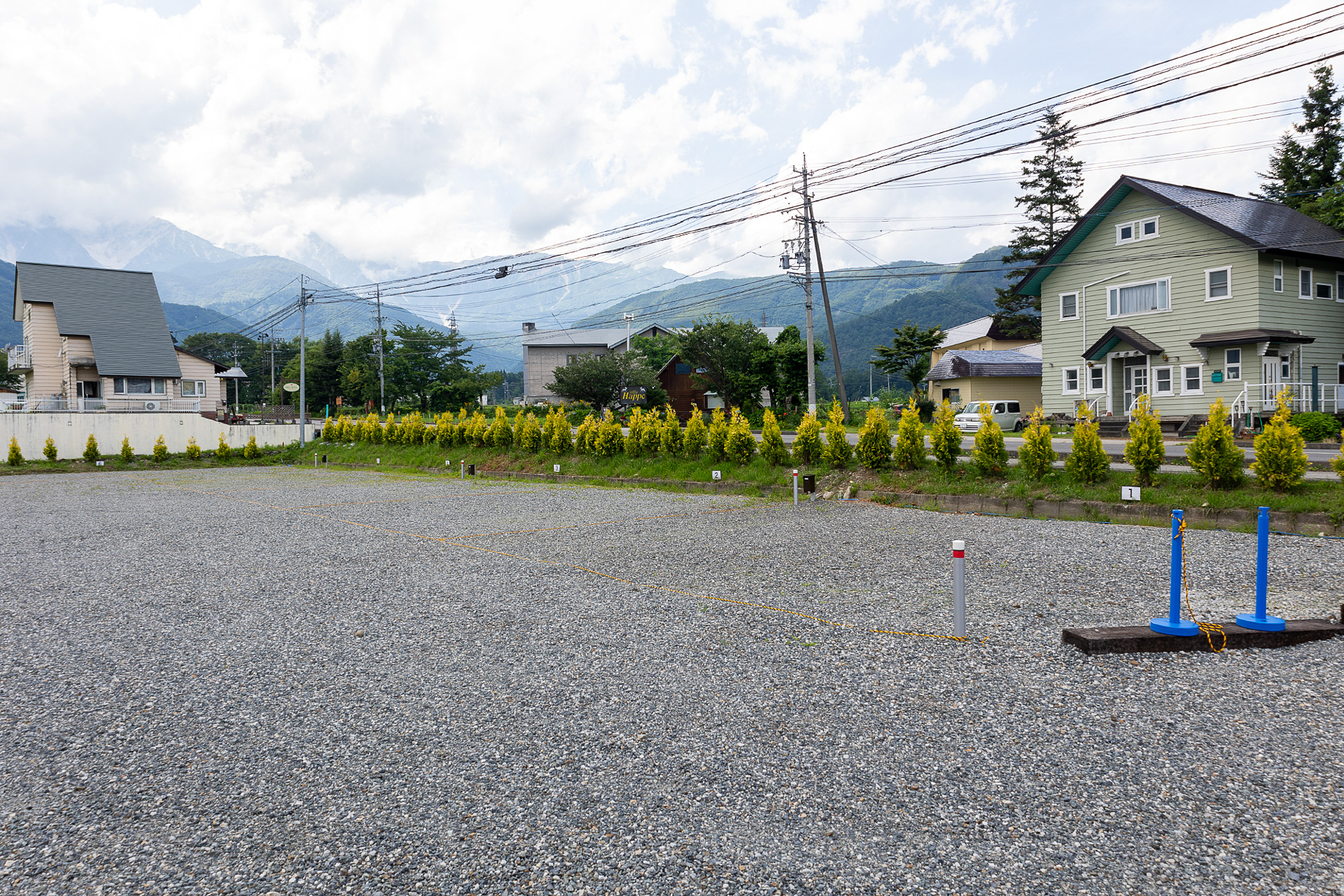 県道沿いの1～6番サイト。ひときわ大きい6番以外は約9.5×8mで広さは十分