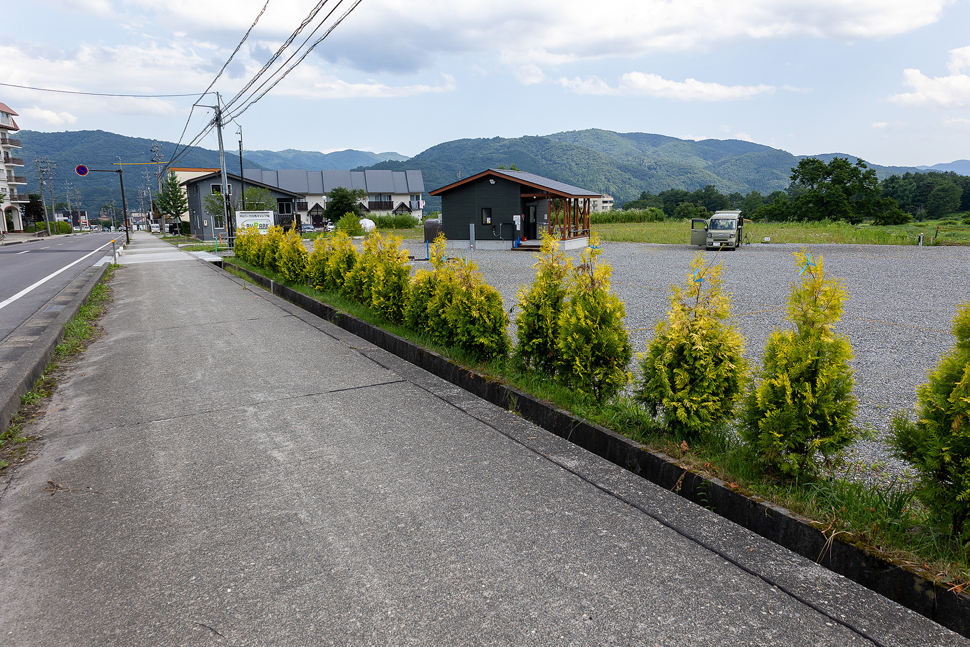 歩道側からサイトを見た様子。植木は植えて時間が経っていないのでまだ背が低い
