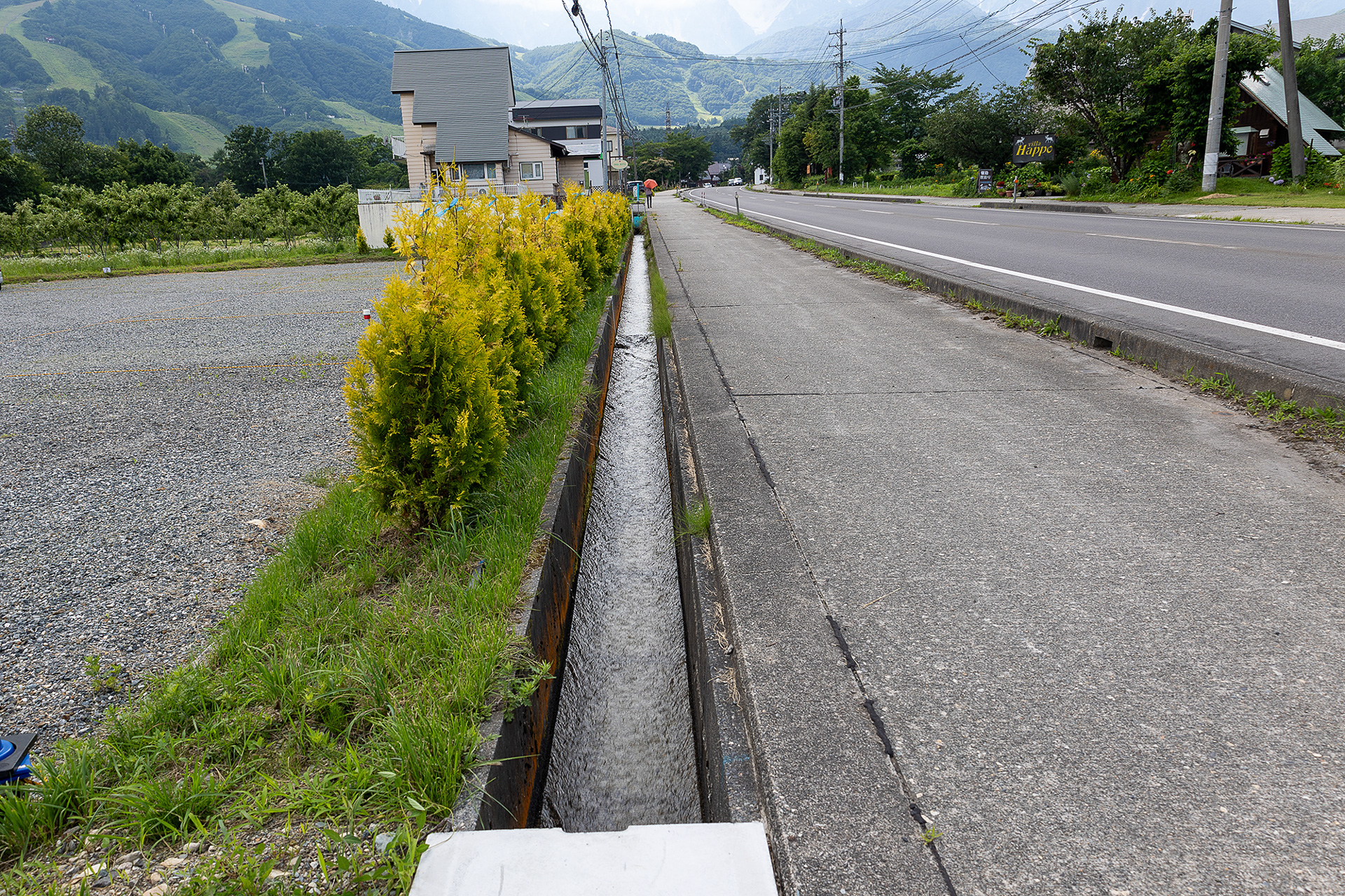 県道脇には湧き水が流れる農業用水路があり、1～6番サイトにいると十分な水量の水が勢いよく流る音が聞こえてくるので聴覚的に涼しい