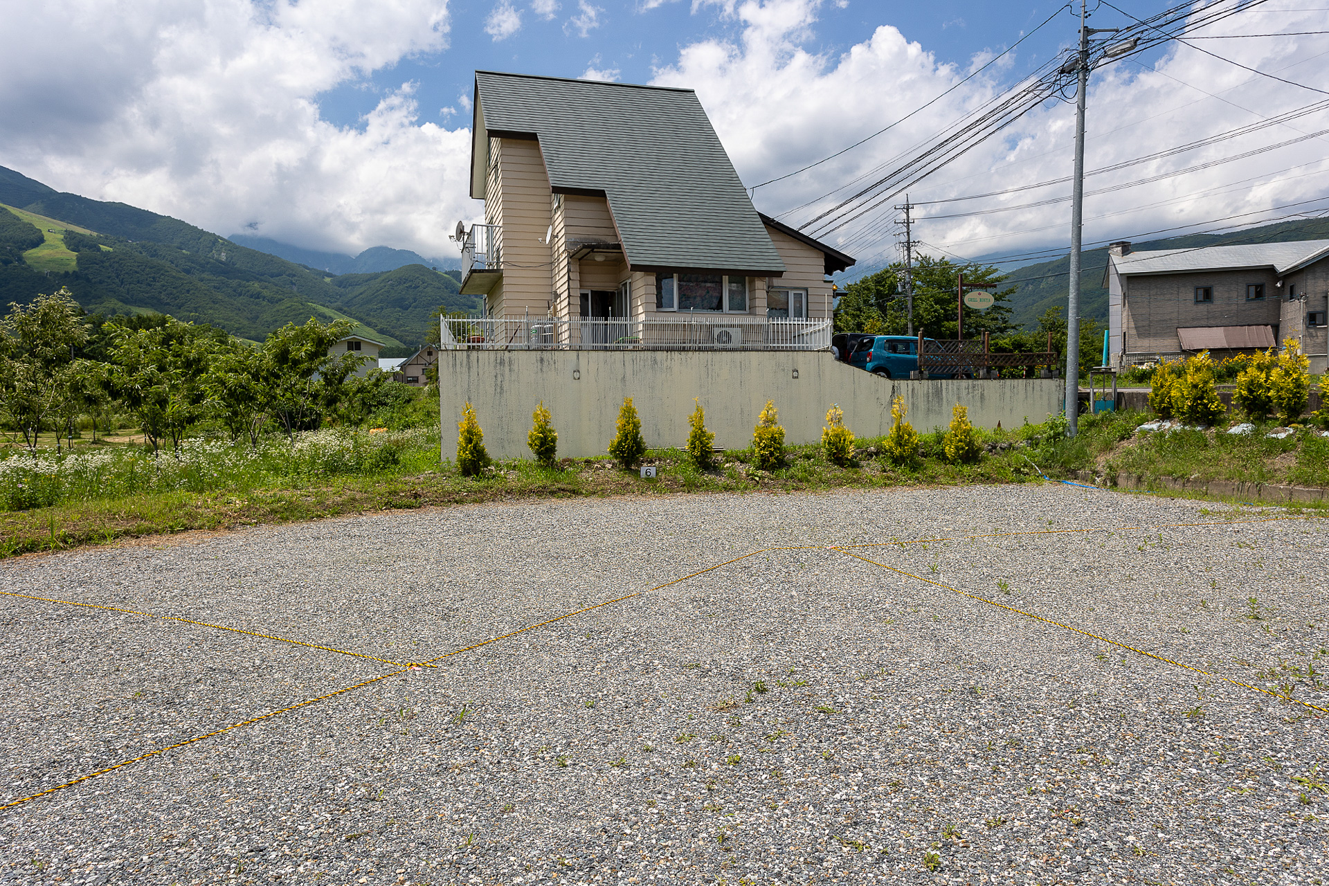 この建物は「グリルこうや」。オムライスなどが美味しいと評判のお店。小さいお店だそうで少人数での来店が基本。そしてこの店舗沿いが6番サイト