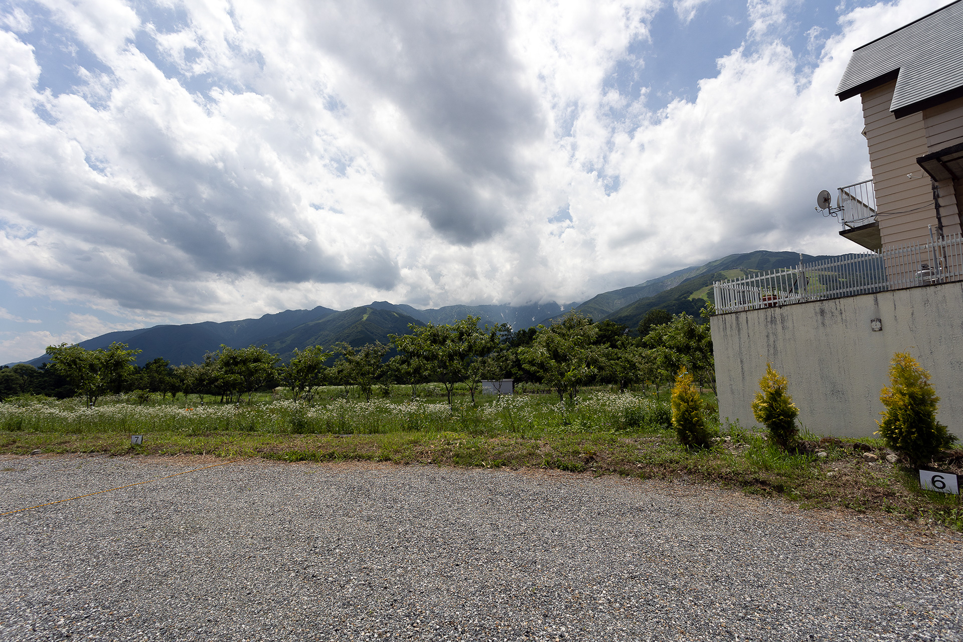 6番サイトは角地で壁沿いなので、その分サイズは大きめ。サイズは約14×9m。唐松岳、五竜岳方面の山がきれいに見える