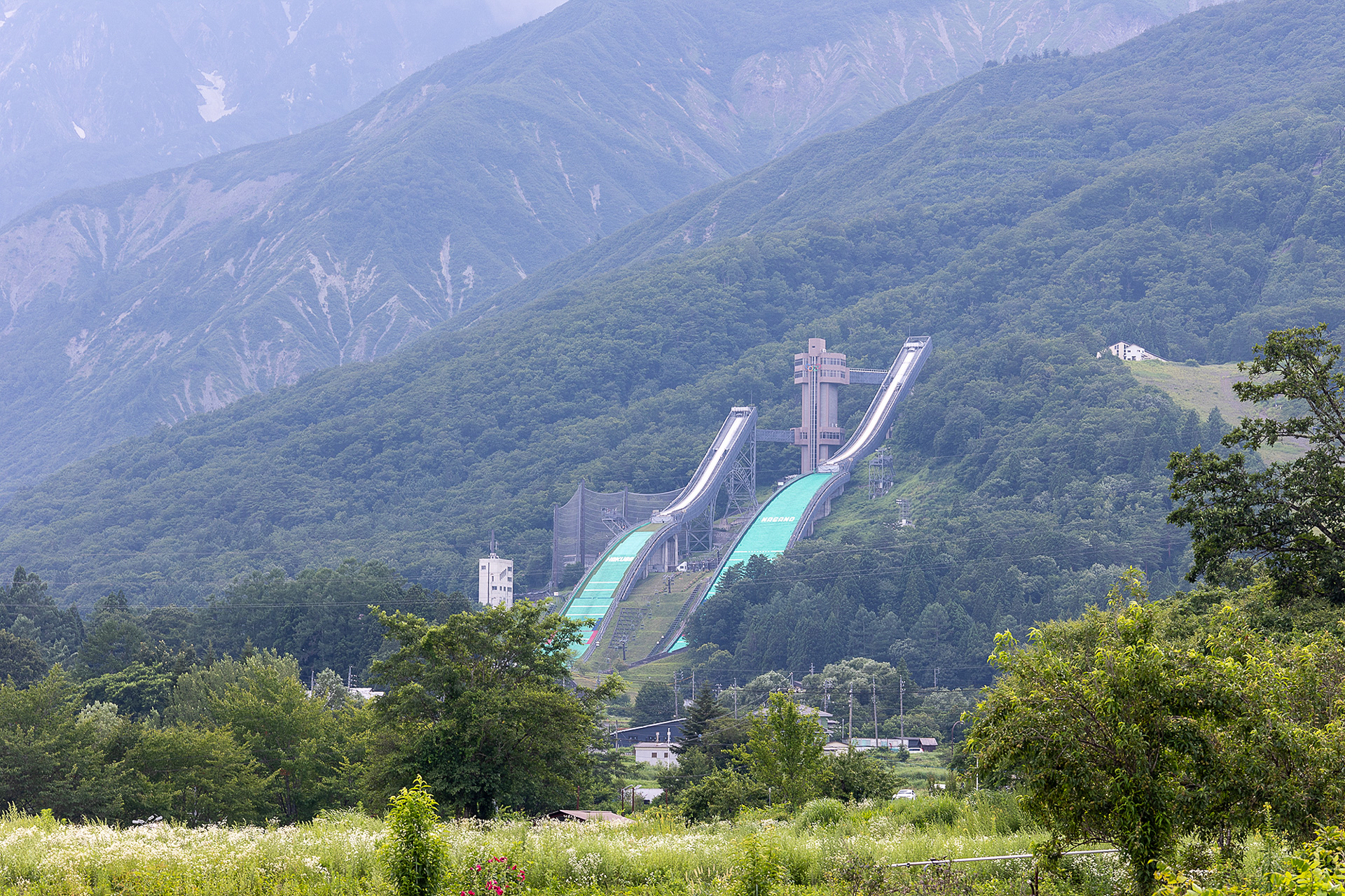 山側のサイトからは長野オリンピックで使われたスキージャンプ台が見える