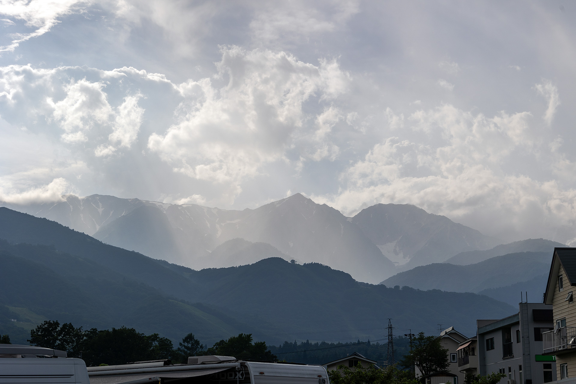 12番サイトから6番サイト方面を見る。山に詳しくないのでどれがどれとは言えないが、見えているのが白馬三山のようだ