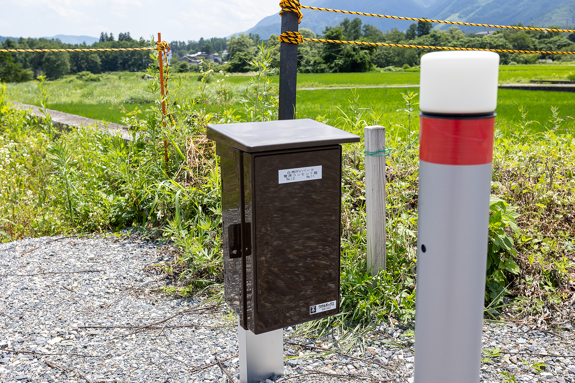 すべてのサイトに100Vの電源がある。電源利用料は無料。電源ボックスの脇には夜になると点灯する照明がある