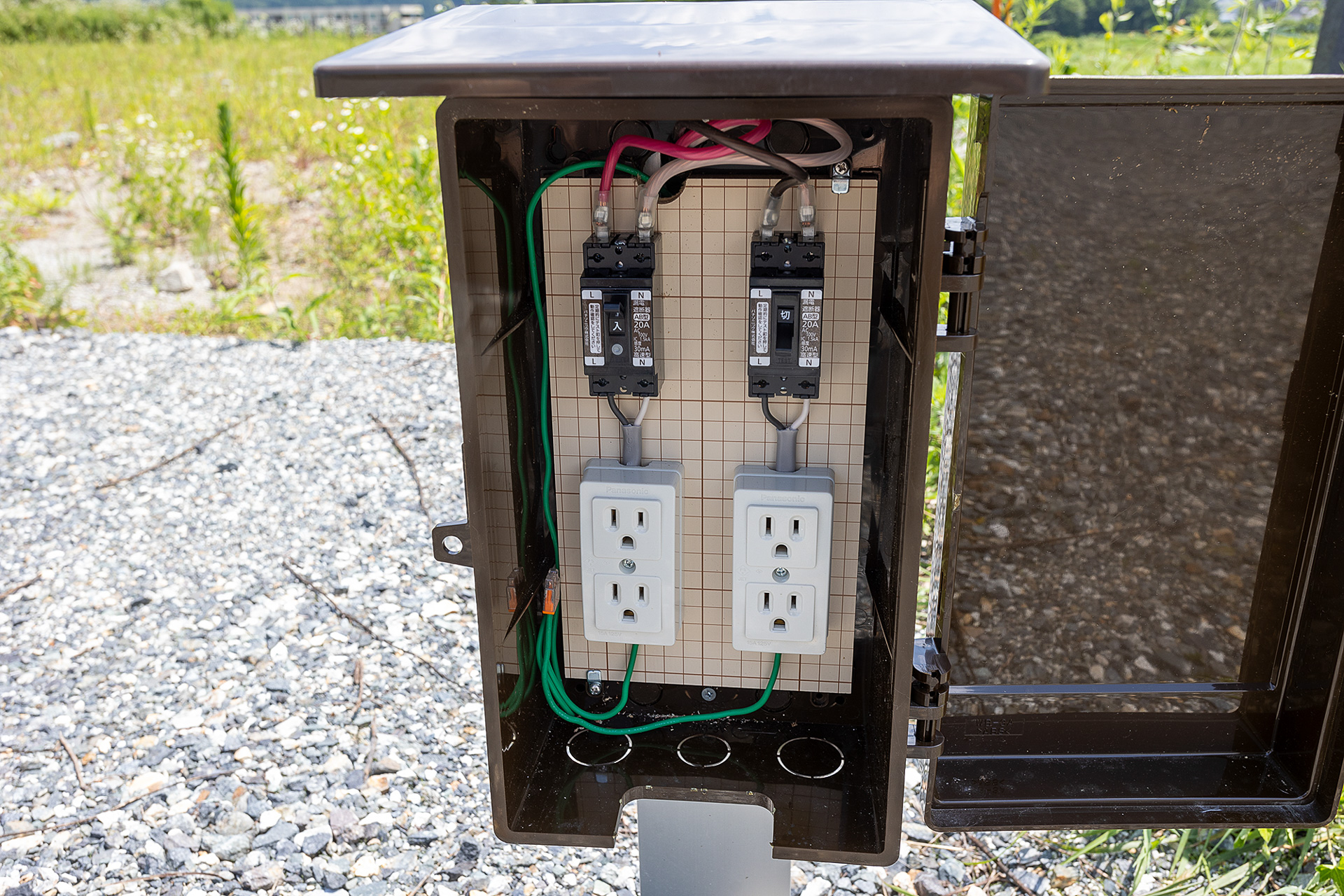 1つの電源ボックスに2サイト分のコンセントがある。サイトが広いので延長コードは持っていった方がいいと思う