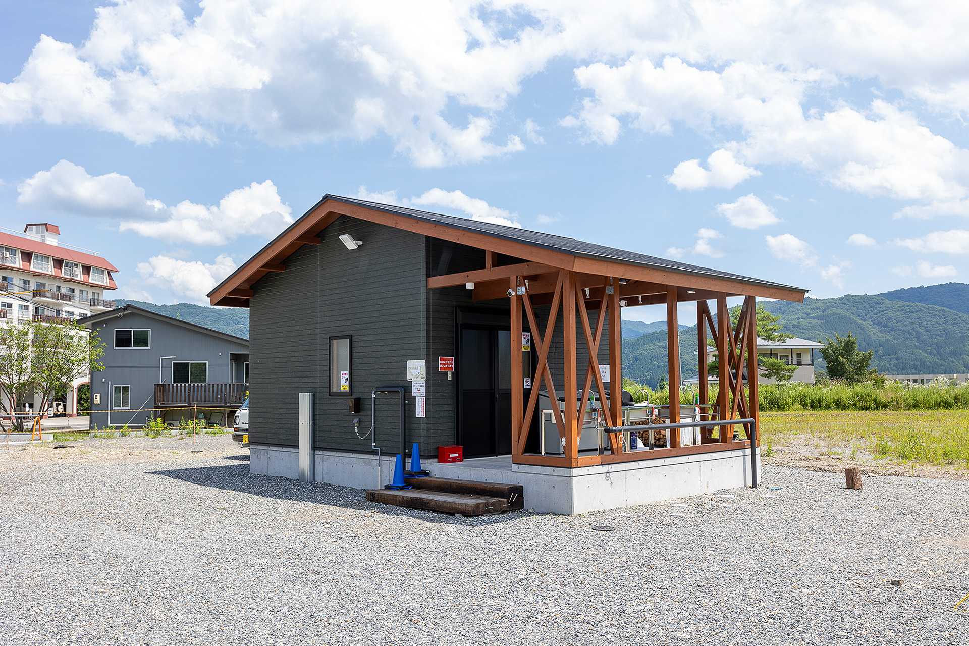 管理棟。白馬キャンプ場利用者は自由に出入りできる