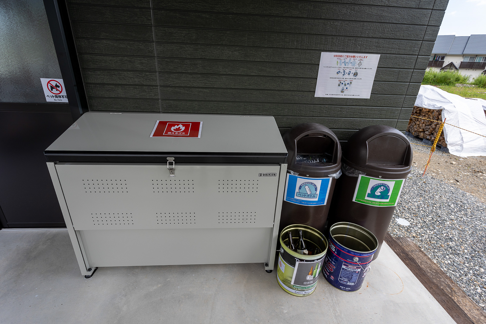 ゴミは分別回収なのでチェックアウト時は燃えるゴミ、ペットボトル、缶、ビンを分別してそれぞれの回収ボックスへ入れる