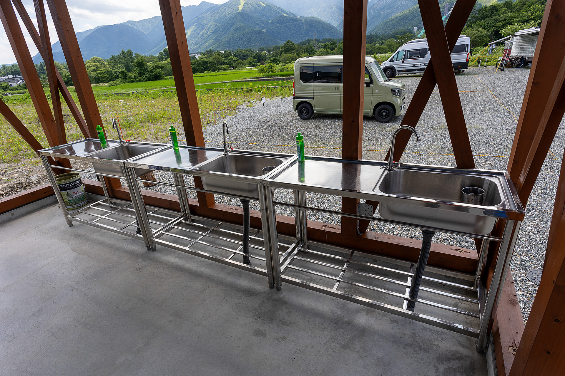 屋外の炊事場。シンクは3つある