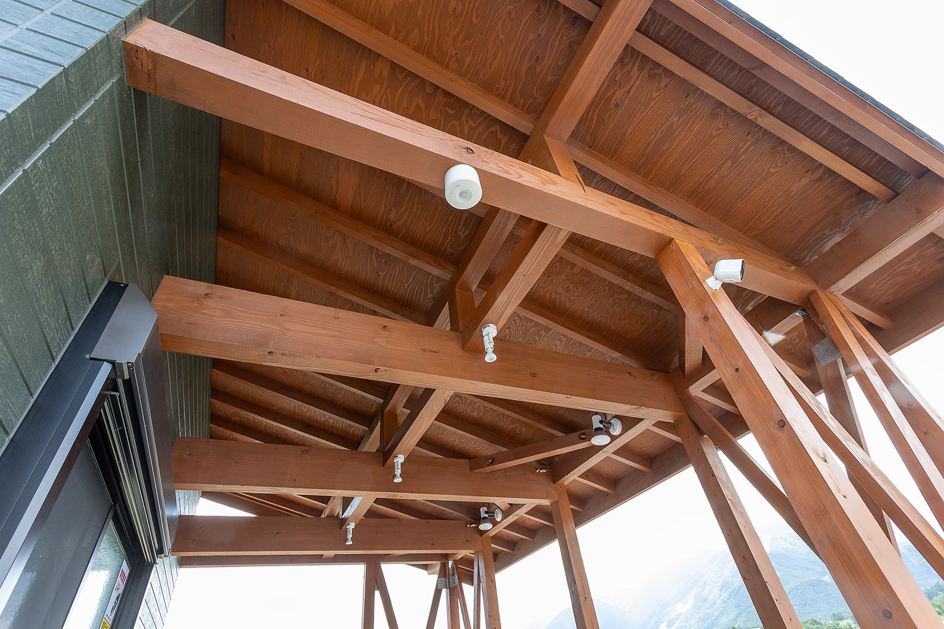 センサーライトなので夜間は人が来ると自動で点灯。消灯も自動