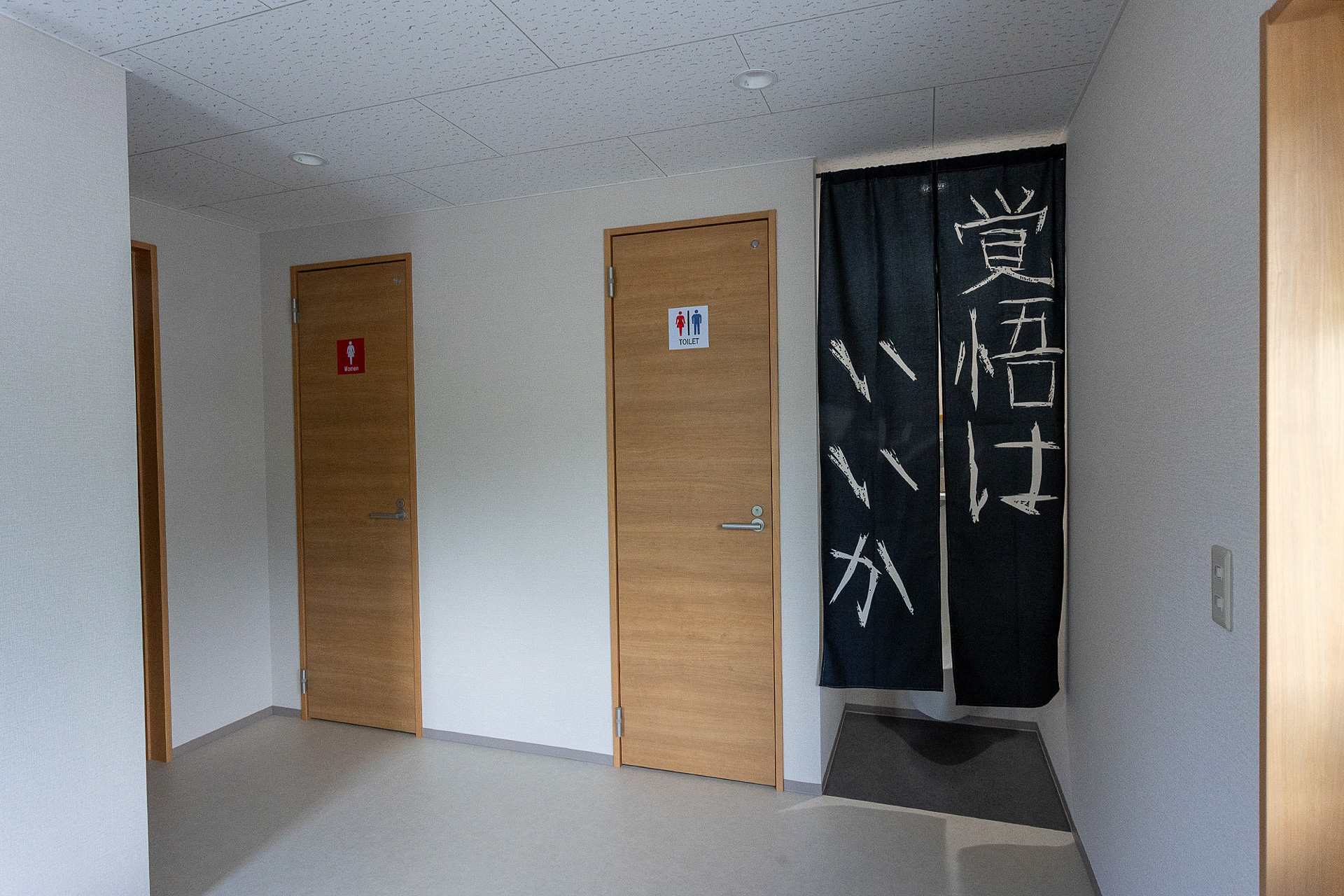 右から男性用トイレ、男女兼用トイレ、女性用トイレと並ぶ