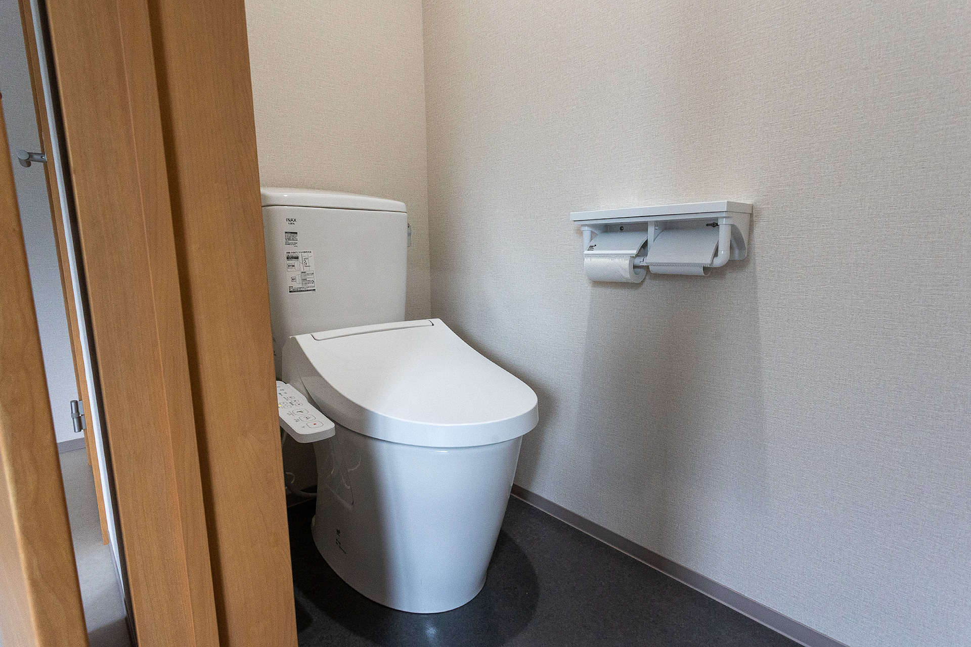 トイレは毎日きれいに清掃される。便座は温水洗浄式