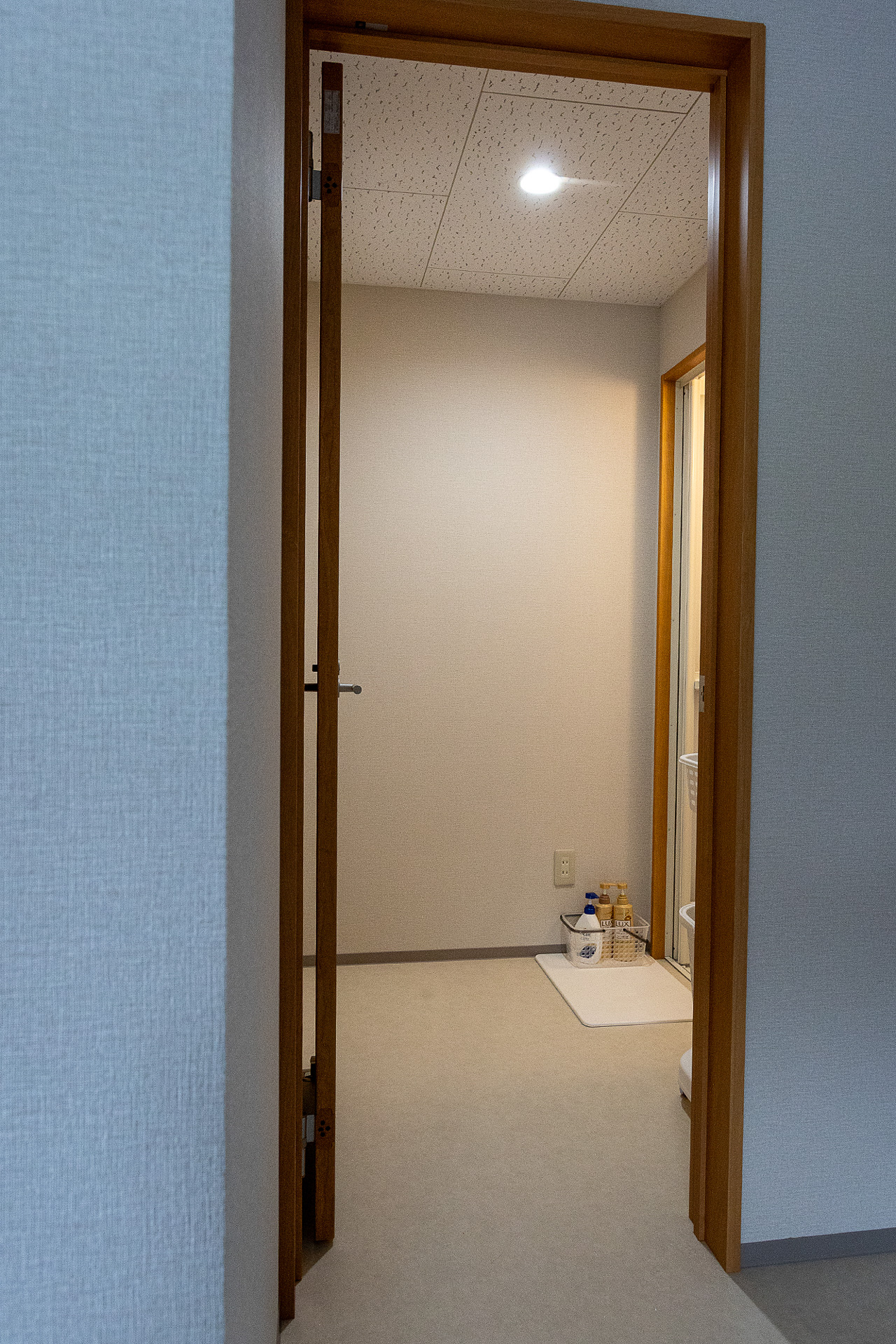 奥にシャワールームがある