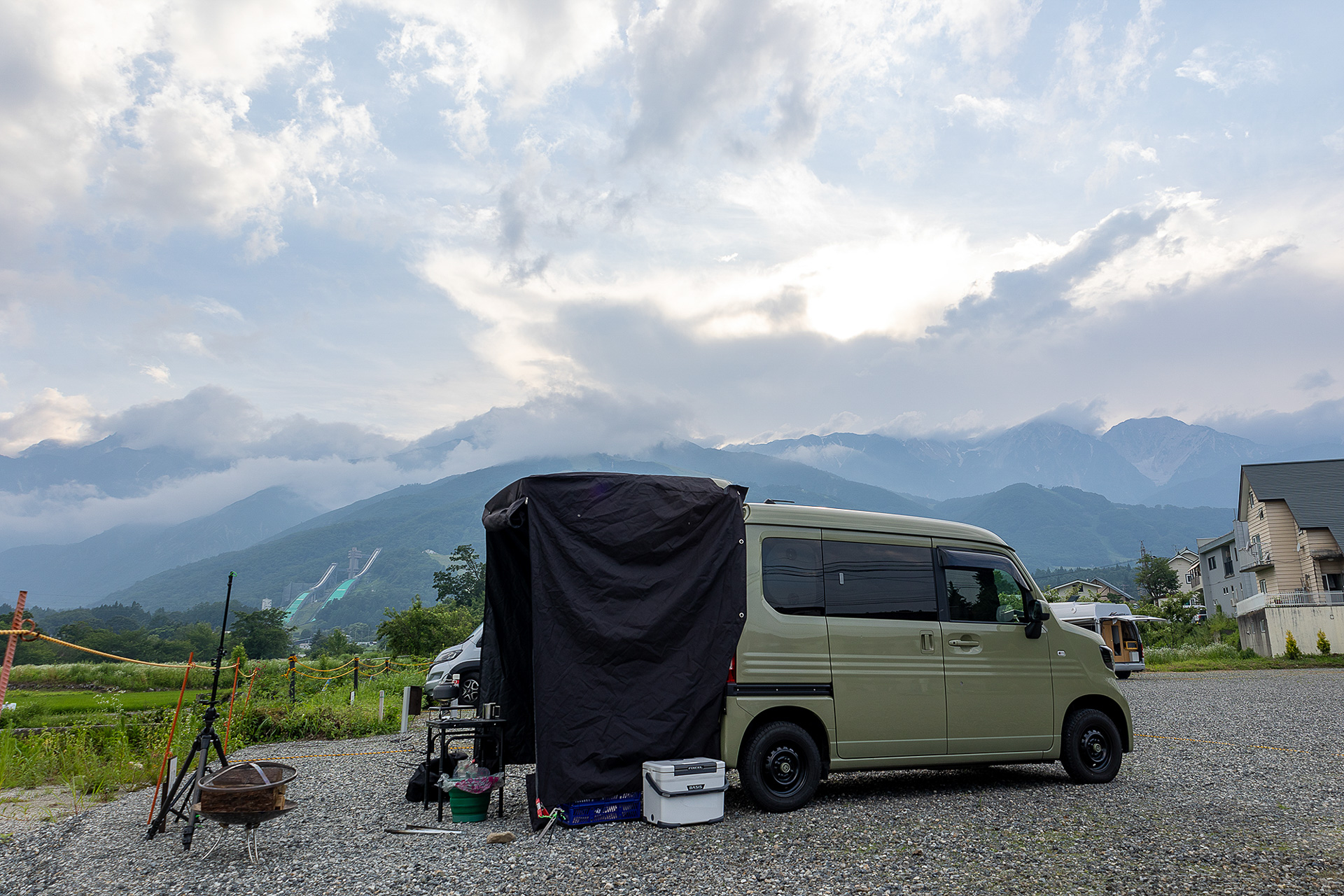 夕方になるとずいぶん涼しくなった。この日はホンダ純正アクセサリーのテールゲートカーテンで「車外の居場所」を作った。涼しい気候なので車外が気持ちいいのだ