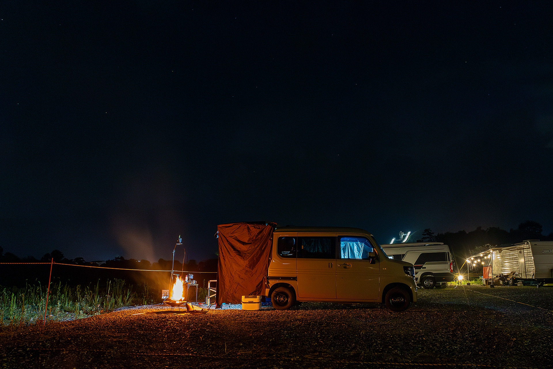 夜の様子。付近に民家があるので車外での会話などは20時ごろまでにする。それ以前の時間であっても静かな環境のなかで話し声は考えているより通るので注意したい