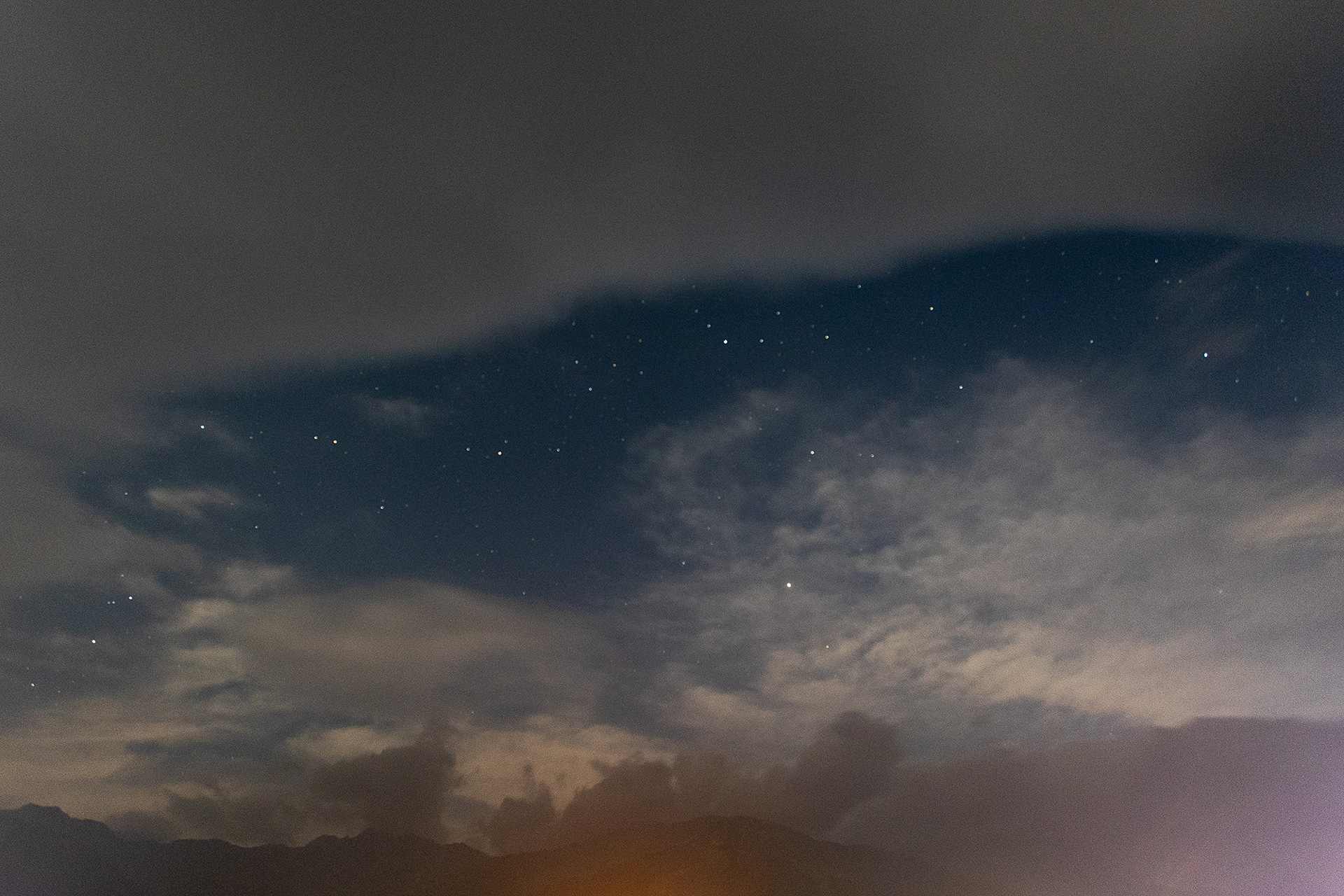 あいにくの曇り空だったがとりあえず撮ってみた。雲の隙間からでも多くの星が写ったので、雲のない夜はさぞかしきれいな星空が見えるのだろう
