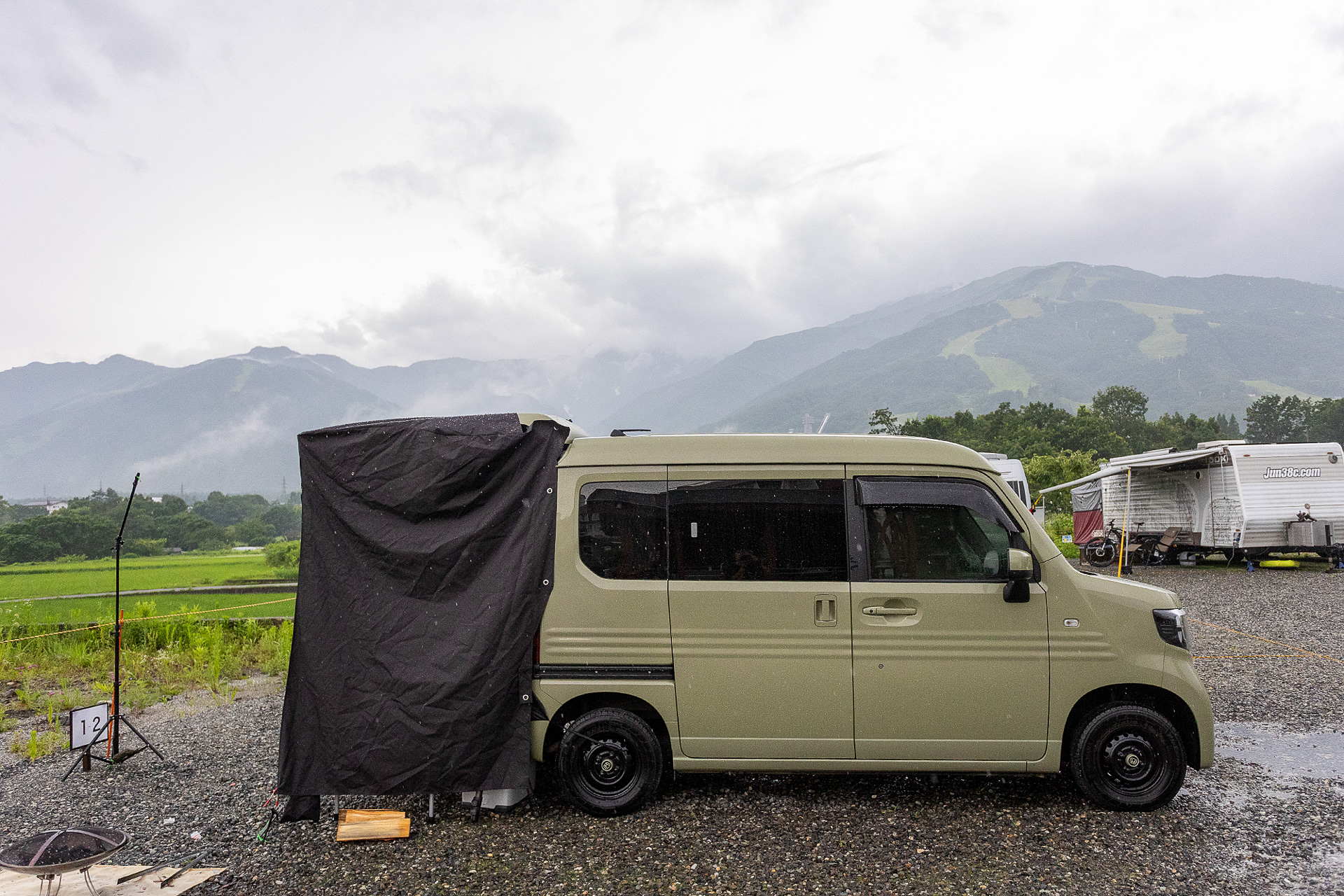 夜中に雨が降り出して朝まで残った。山あいの地域なので天気予報どおりにいかないことが多いという