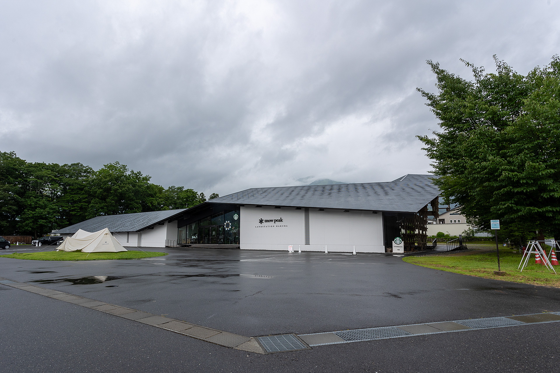 ここからは周辺の模様を少し紹介。白馬村にはアウトドア系の大型店舗が多く出店している。こちらはスノーピーク。ほかモンベル、ノースフェイス、パタゴニア、好日山荘、フルマークスなどがある