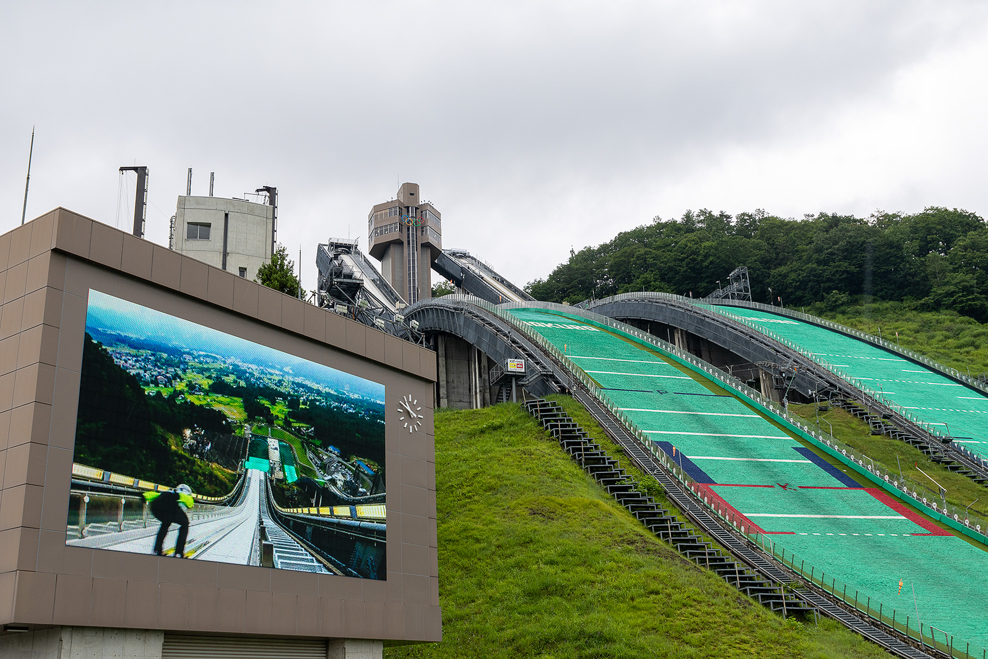 白馬のシンボル的な施設と言えばスキージャンプ台。入場料を払うとジャンプ台の上まで行くことができる。一番下からはリフトで上り、途中からエレベーターでノーマルヒル、ラージヒルまで行ける