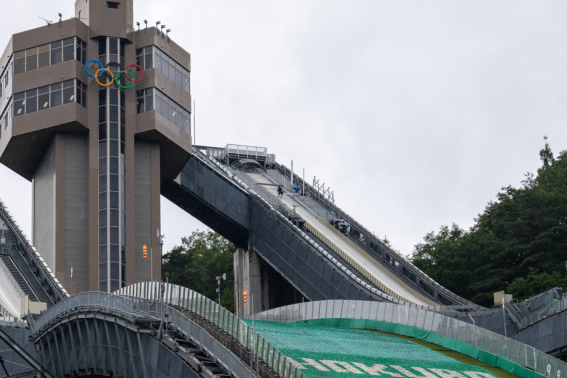 ラージヒルの頂上に展望スペースまで行けるのだが、そこへは階段で行く。しかも屋外にあって雪が積もりにくいようメッシュの板を使っているので足元を見るとズドーンと下まで見える