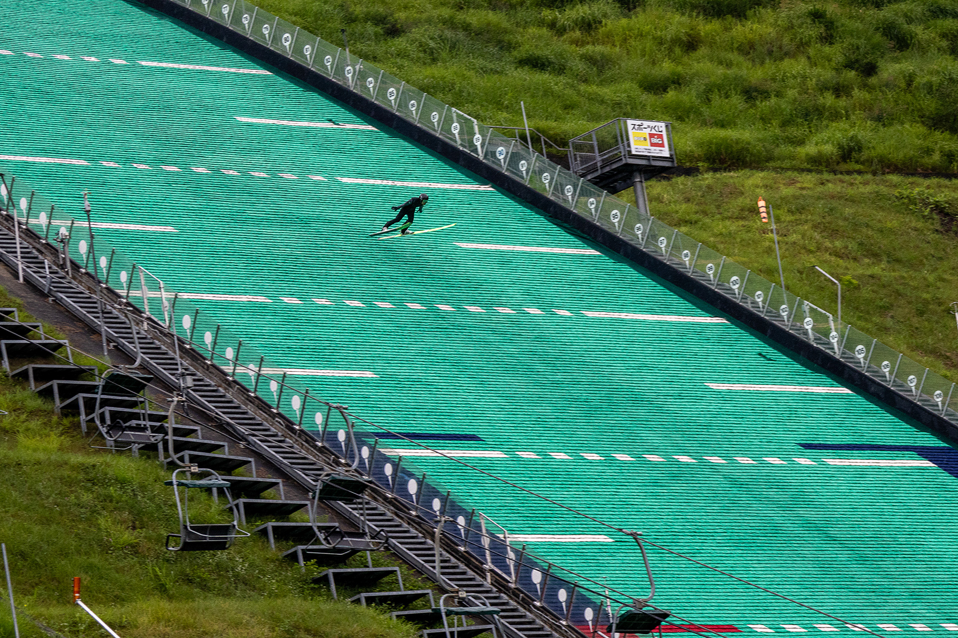 ちょうどジャンプの選手が練習をしていた。この競技ができる人はホントにすごい