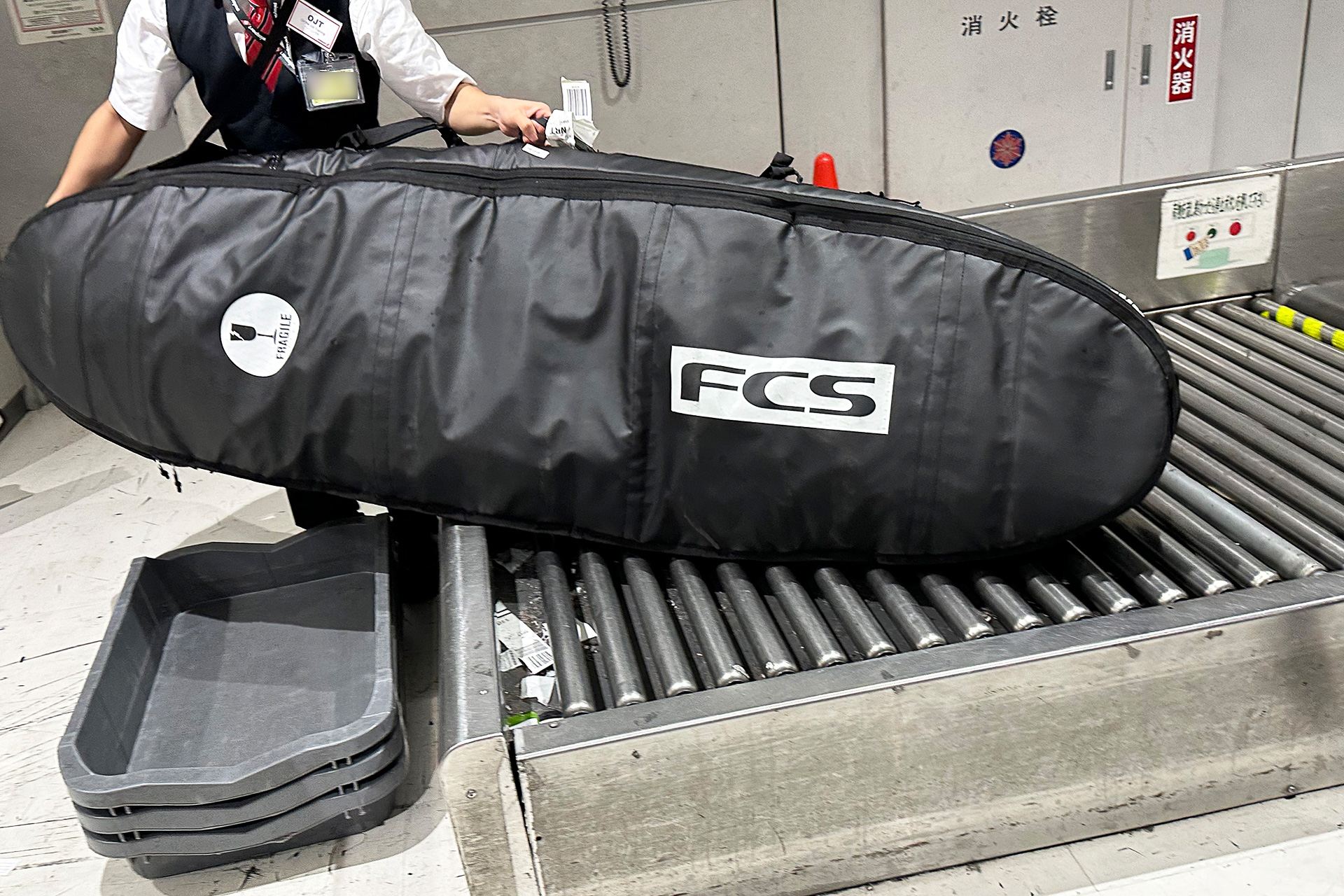 帰りの成田空港にて。搭乗してきた飛行機にはサーフボードがたくさん積まれていました