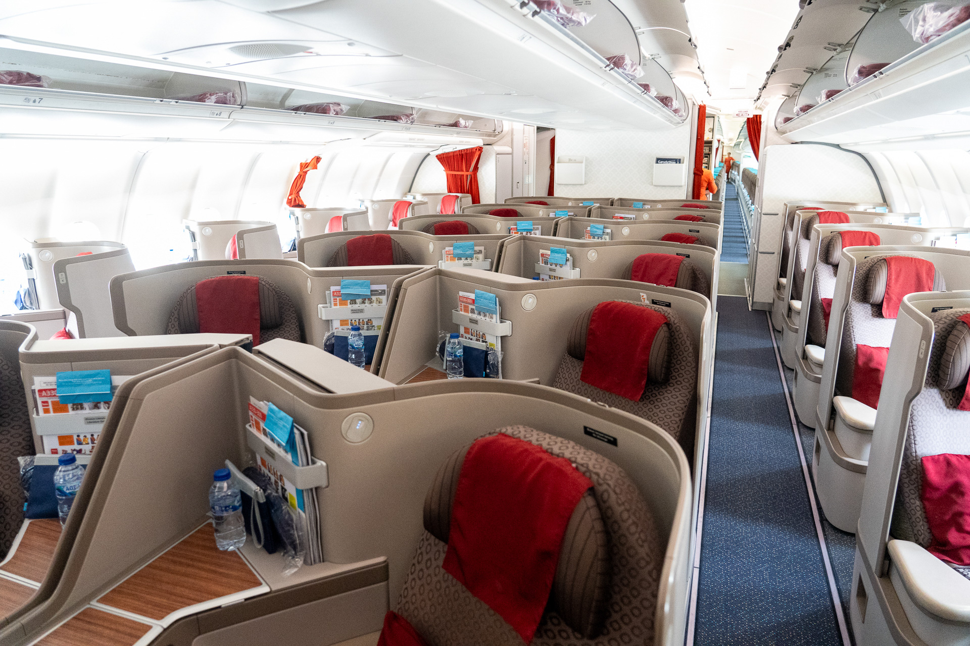 ビジネスクラスは1-2-1配列の36席